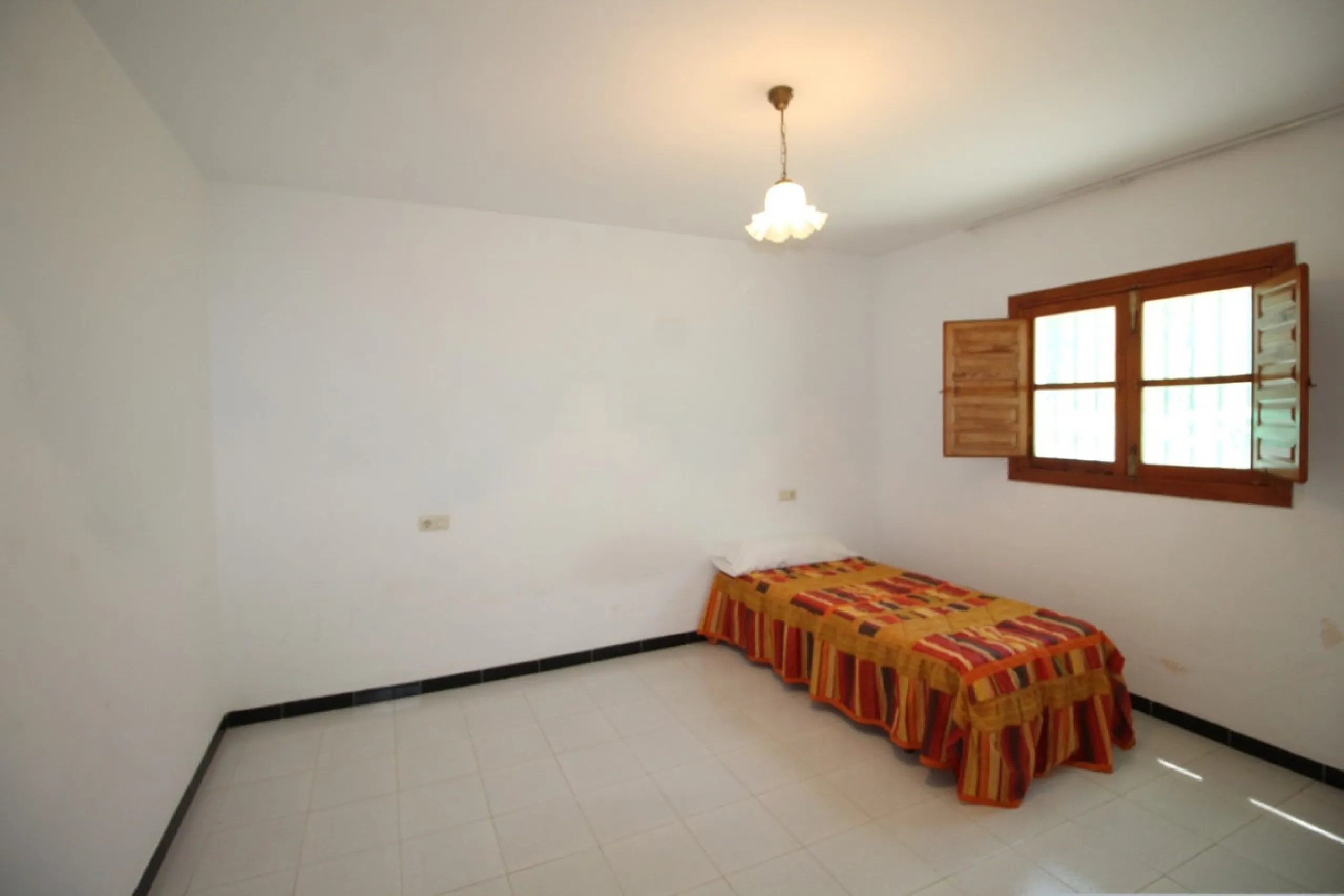 Beautiful 8000 sq. mts. farmhouse near the town of Rubite. The house has a covered terrace, three bedrooms, one bathroom, a lounge with fireplace, kitchen and a garage. Outside, on the upper part of the plot, there is a large swimming pool, a chicken coop
