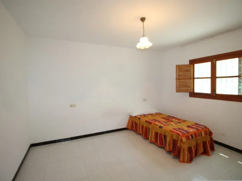 Beautiful 8000 sq. mts. farmhouse near the town of Rubite. The house has a covered terrace, three bedrooms, one bathroom, a lounge with fireplace, kitchen and a garage. Outside, on the upper part of the plot, there is a large swimming pool, a chicken coop