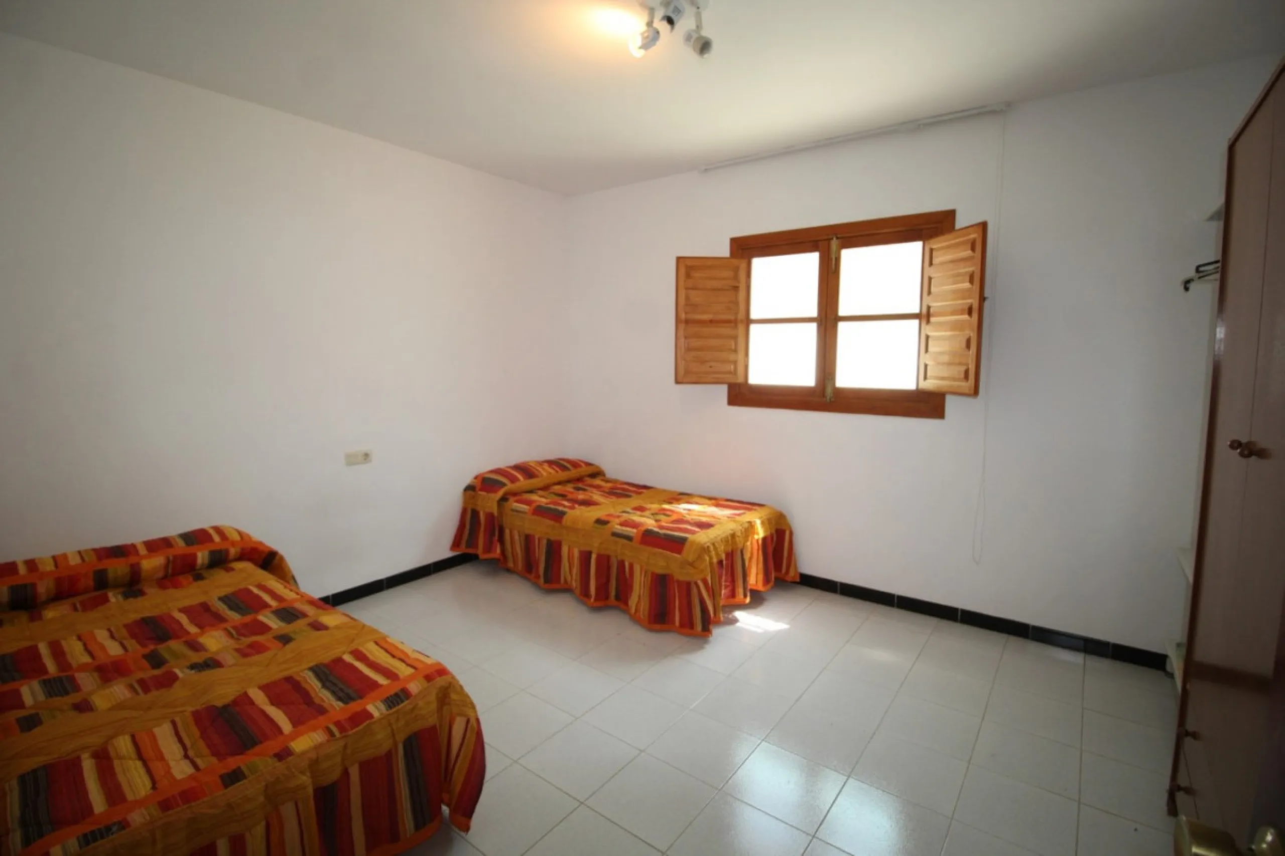 Beautiful 8000 sq. mts. farmhouse near the town of Rubite. The house has a covered terrace, three bedrooms, one bathroom, a lounge with fireplace, kitchen and a garage. Outside, on the upper part of the plot, there is a large swimming pool, a chicken coop