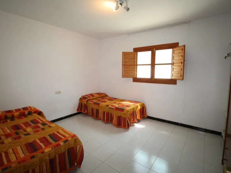 Beautiful 8000 sq. mts. farmhouse near the town of Rubite. The house has a covered terrace, three bedrooms, one bathroom, a lounge with fireplace, kitchen and a garage. Outside, on the upper part of the plot, there is a large swimming pool, a chicken coop
