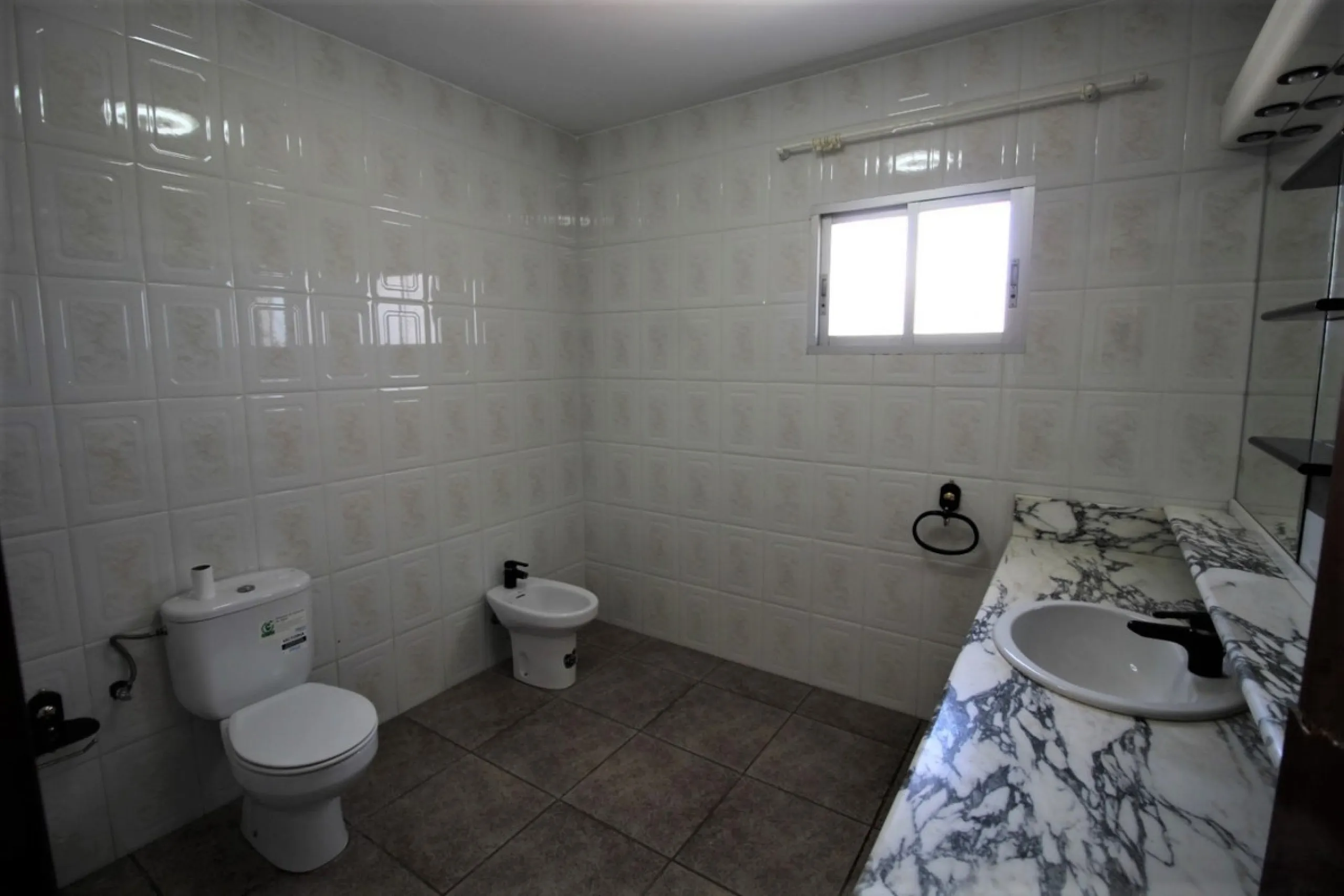 Beautiful 8000 sq. mts. farmhouse near the town of Rubite. The house has a covered terrace, three bedrooms, one bathroom, a lounge with fireplace, kitchen and a garage. Outside, on the upper part of the plot, there is a large swimming pool, a chicken coop
