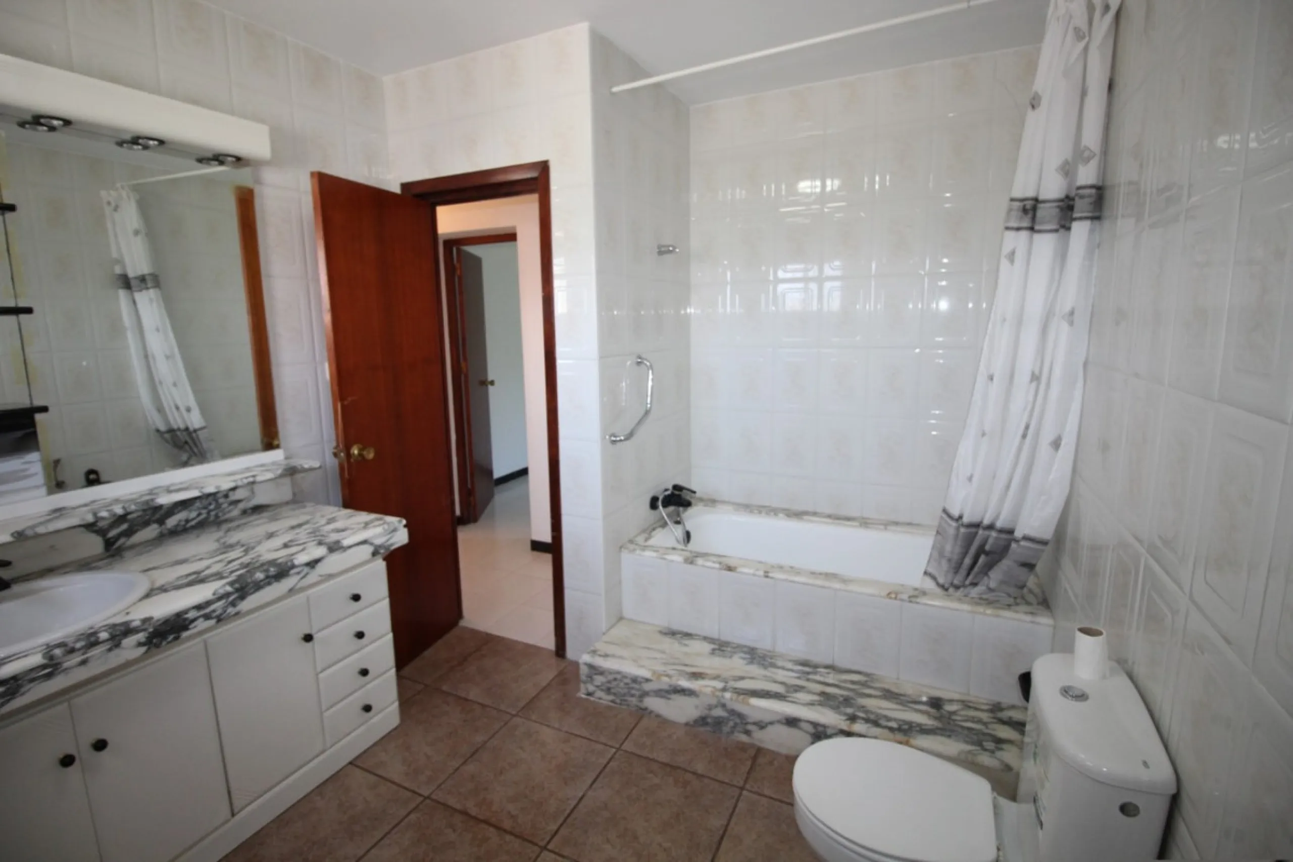 Beautiful 8000 sq. mts. farmhouse near the town of Rubite. The house has a covered terrace, three bedrooms, one bathroom, a lounge with fireplace, kitchen and a garage. Outside, on the upper part of the plot, there is a large swimming pool, a chicken coop