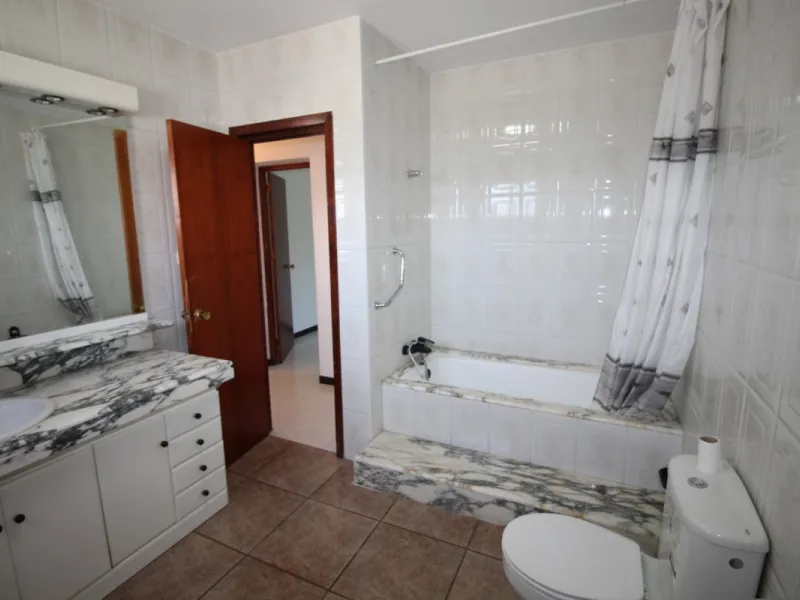 Beautiful 8000 sq. mts. farmhouse near the town of Rubite. The house has a covered terrace, three bedrooms, one bathroom, a lounge with fireplace, kitchen and a garage. Outside, on the upper part of the plot, there is a large swimming pool, a chicken coop