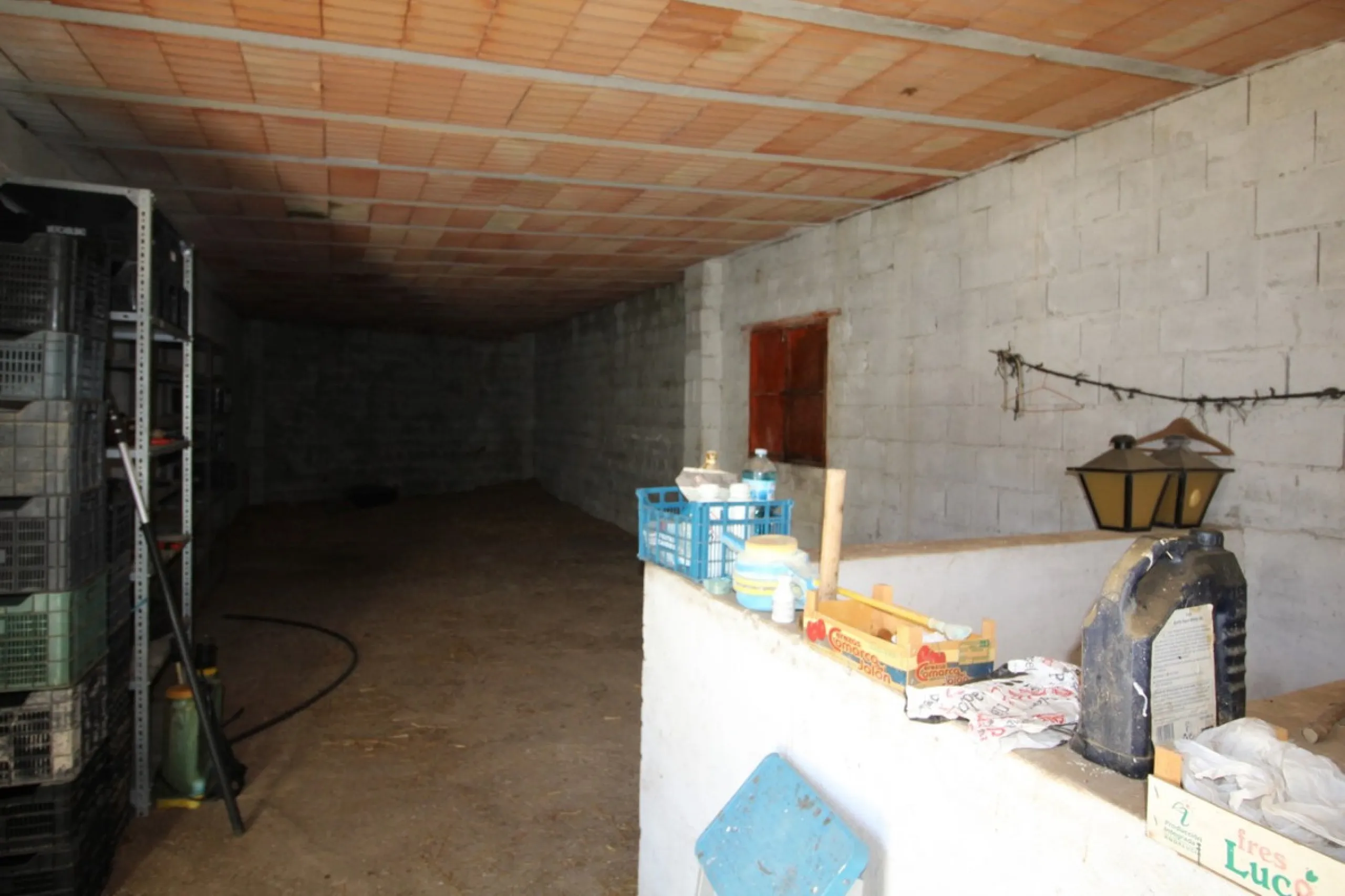 Beautiful 8000 sq. mts. farmhouse near the town of Rubite. The house has a covered terrace, three bedrooms, one bathroom, a lounge with fireplace, kitchen and a garage. Outside, on the upper part of the plot, there is a large swimming pool, a chicken coop