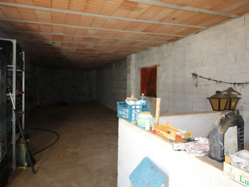 Beautiful 8000 sq. mts. farmhouse near the town of Rubite. The house has a covered terrace, three bedrooms, one bathroom, a lounge with fireplace, kitchen and a garage. Outside, on the upper part of the plot, there is a large swimming pool, a chicken coop