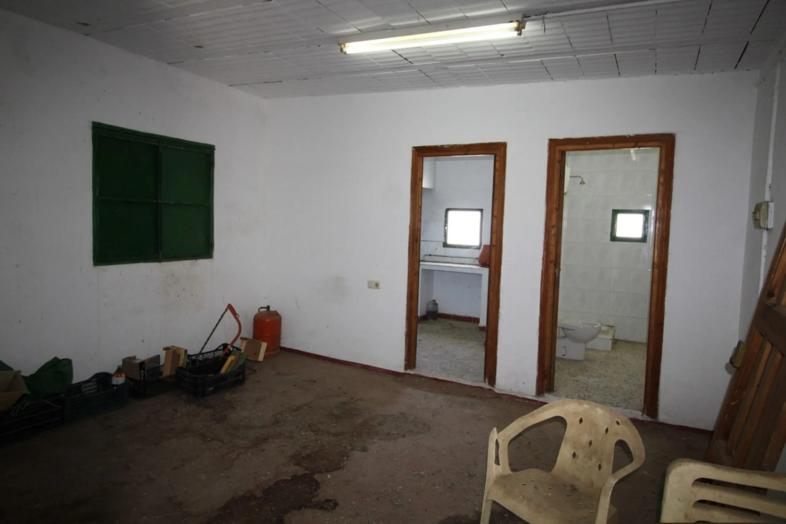 Beautiful 8000 sq. mts. farmhouse near the town of Rubite. The house has a covered terrace, three bedrooms, one bathroom, a lounge with fireplace, kitchen and a garage. Outside, on the upper part of the plot, there is a large swimming pool, a chicken coop