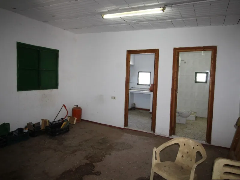 Beautiful 8000 sq. mts. farmhouse near the town of Rubite. The house has a covered terrace, three bedrooms, one bathroom, a lounge with fireplace, kitchen and a garage. Outside, on the upper part of the plot, there is a large swimming pool, a chicken coop