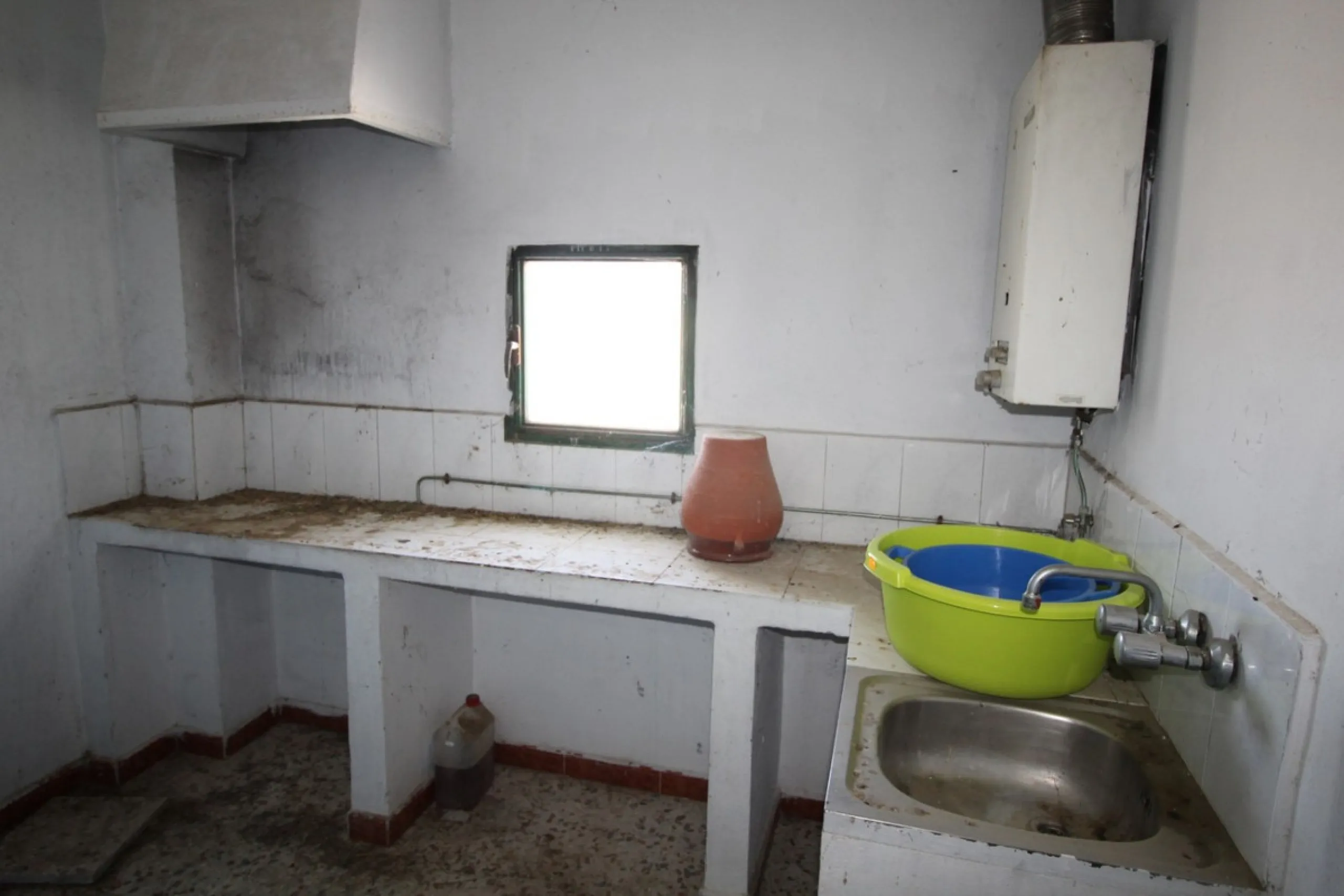 Beautiful 8000 sq. mts. farmhouse near the town of Rubite. The house has a covered terrace, three bedrooms, one bathroom, a lounge with fireplace, kitchen and a garage. Outside, on the upper part of the plot, there is a large swimming pool, a chicken coop
