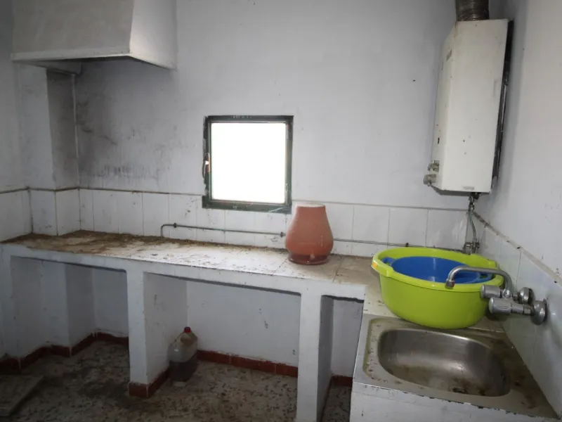 Beautiful 8000 sq. mts. farmhouse near the town of Rubite. The house has a covered terrace, three bedrooms, one bathroom, a lounge with fireplace, kitchen and a garage. Outside, on the upper part of the plot, there is a large swimming pool, a chicken coop