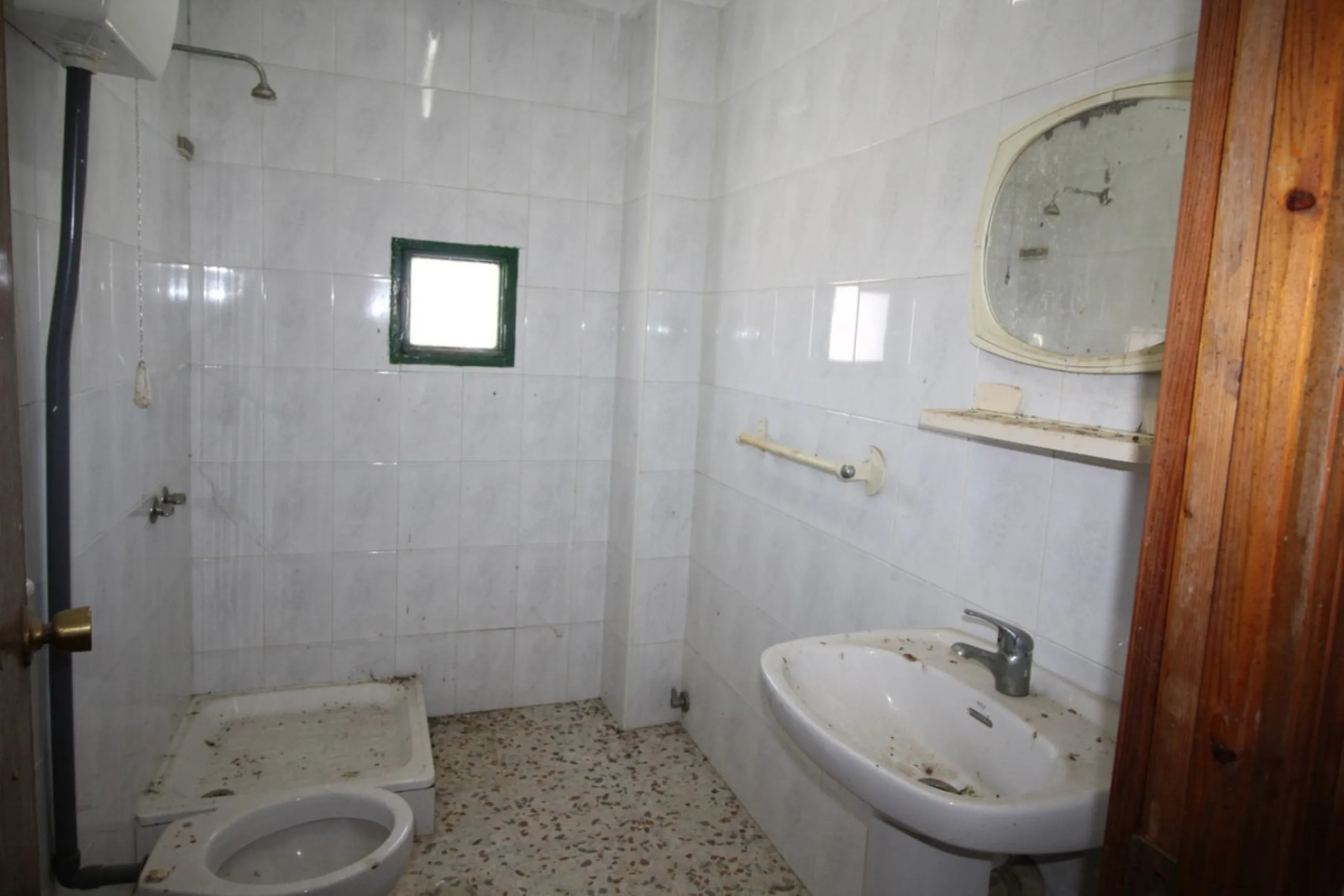 Beautiful 8000 sq. mts. farmhouse near the town of Rubite. The house has a covered terrace, three bedrooms, one bathroom, a lounge with fireplace, kitchen and a garage. Outside, on the upper part of the plot, there is a large swimming pool, a chicken coop