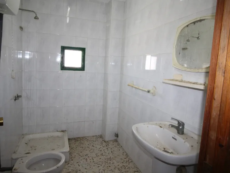 Beautiful 8000 sq. mts. farmhouse near the town of Rubite. The house has a covered terrace, three bedrooms, one bathroom, a lounge with fireplace, kitchen and a garage. Outside, on the upper part of the plot, there is a large swimming pool, a chicken coop