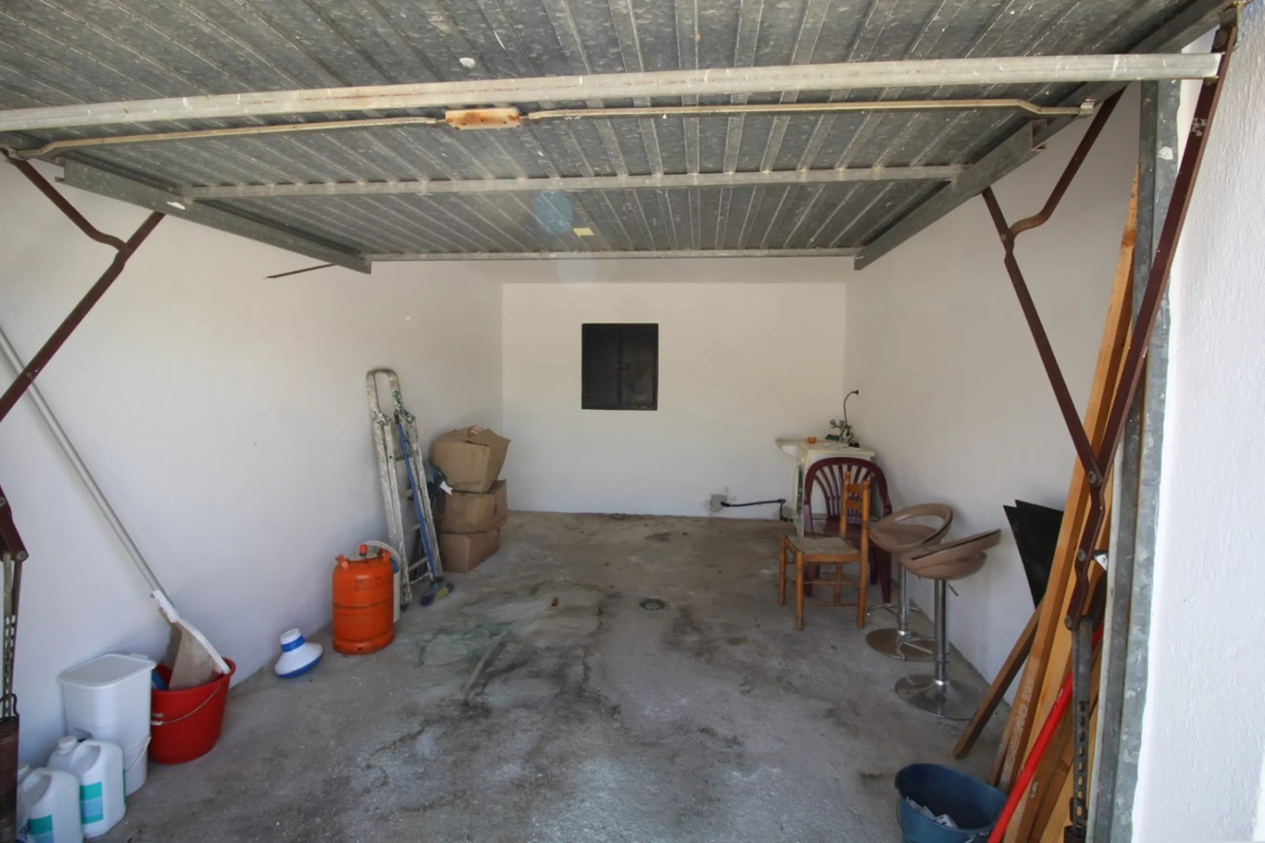 Beautiful 8000 sq. mts. farmhouse near the town of Rubite. The house has a covered terrace, three bedrooms, one bathroom, a lounge with fireplace, kitchen and a garage. Outside, on the upper part of the plot, there is a large swimming pool, a chicken coop