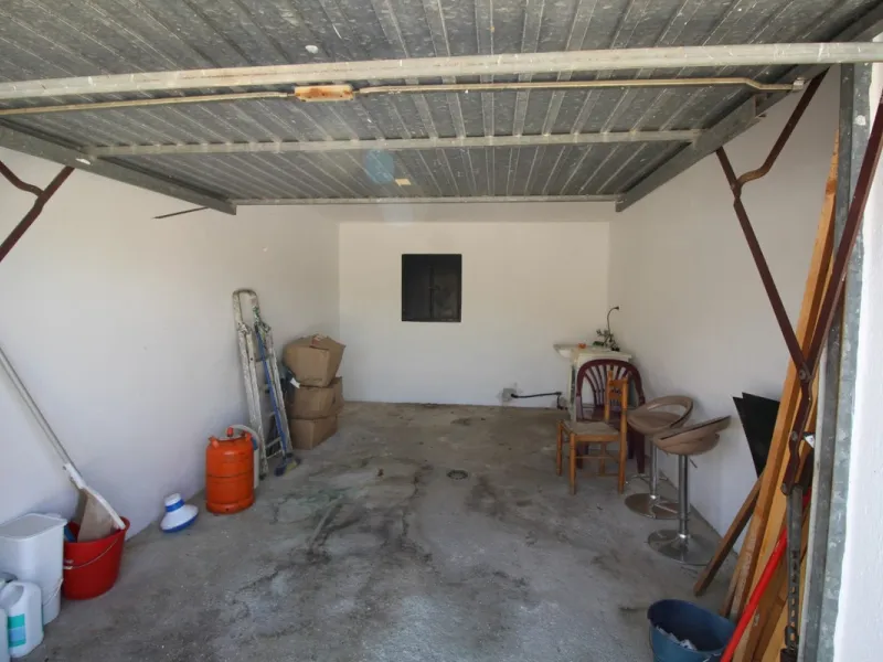 Beautiful 8000 sq. mts. farmhouse near the town of Rubite. The house has a covered terrace, three bedrooms, one bathroom, a lounge with fireplace, kitchen and a garage. Outside, on the upper part of the plot, there is a large swimming pool, a chicken coop