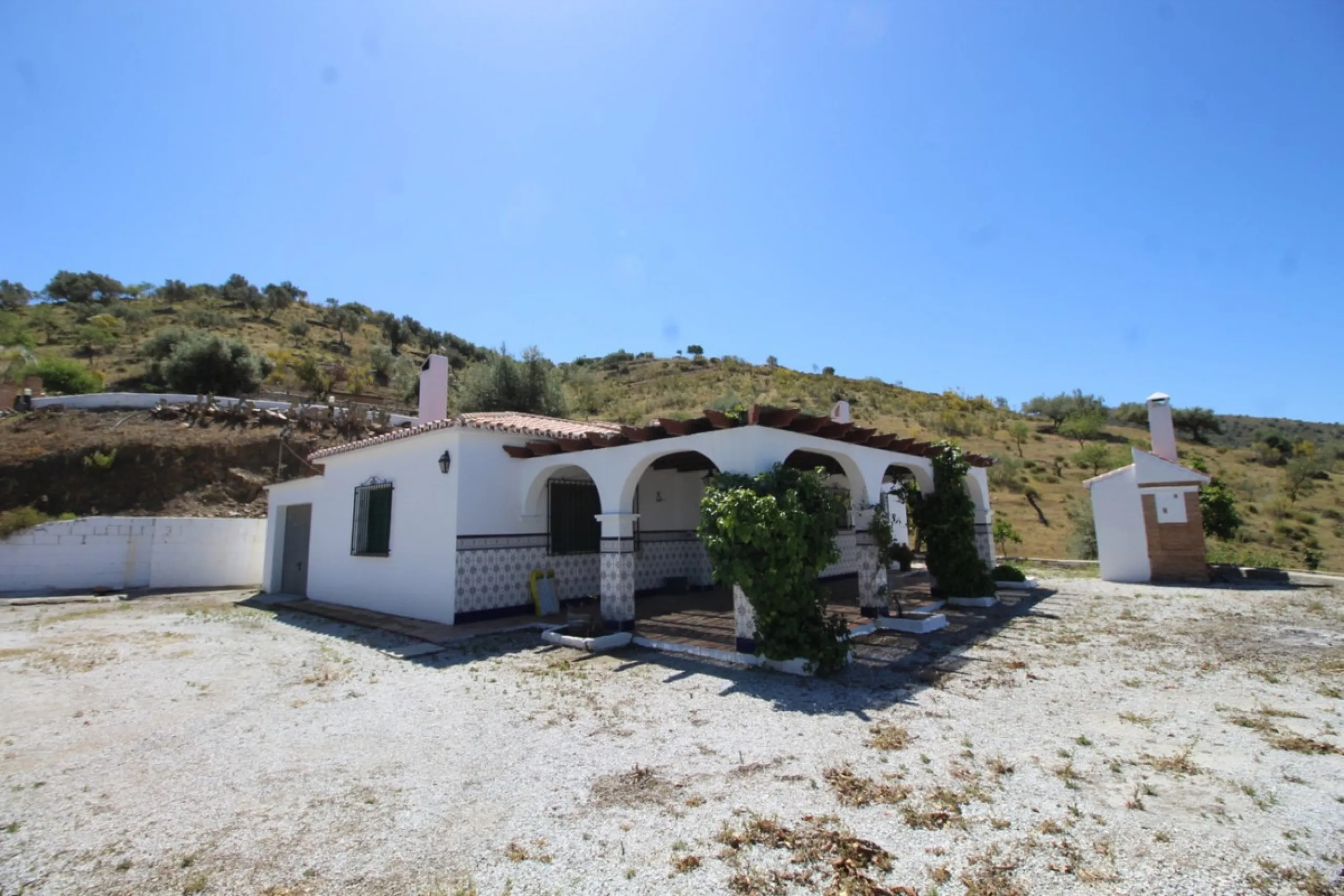 Beautiful 8000 sq. mts. farmhouse near the town of Rubite. The house has a covered terrace, three bedrooms, one bathroom, a lounge with fireplace, kitchen and a garage. Outside, on the upper part of the plot, there is a large swimming pool, a chicken coop
