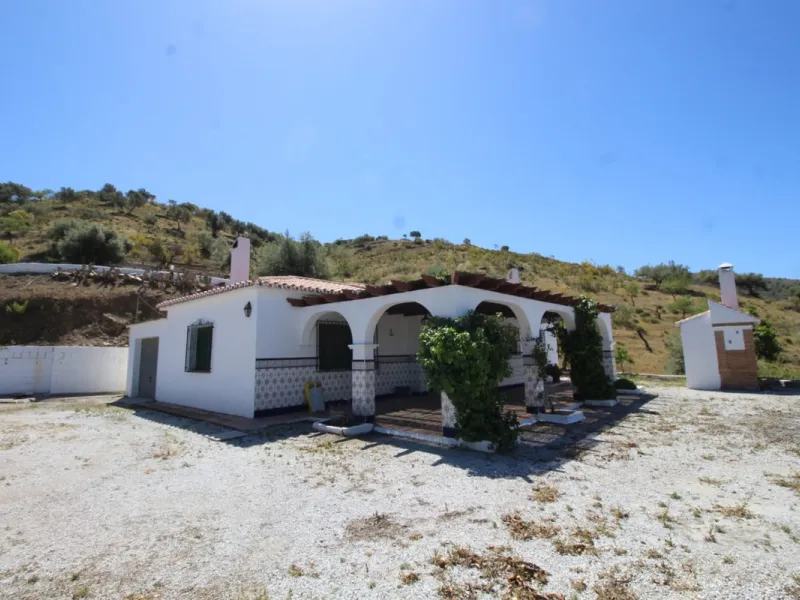 Beautiful 8000 sq. mts. farmhouse near the town of Rubite. The house has a covered terrace, three bedrooms, one bathroom, a lounge with fireplace, kitchen and a garage. Outside, on the upper part of the plot, there is a large swimming pool, a chicken coop