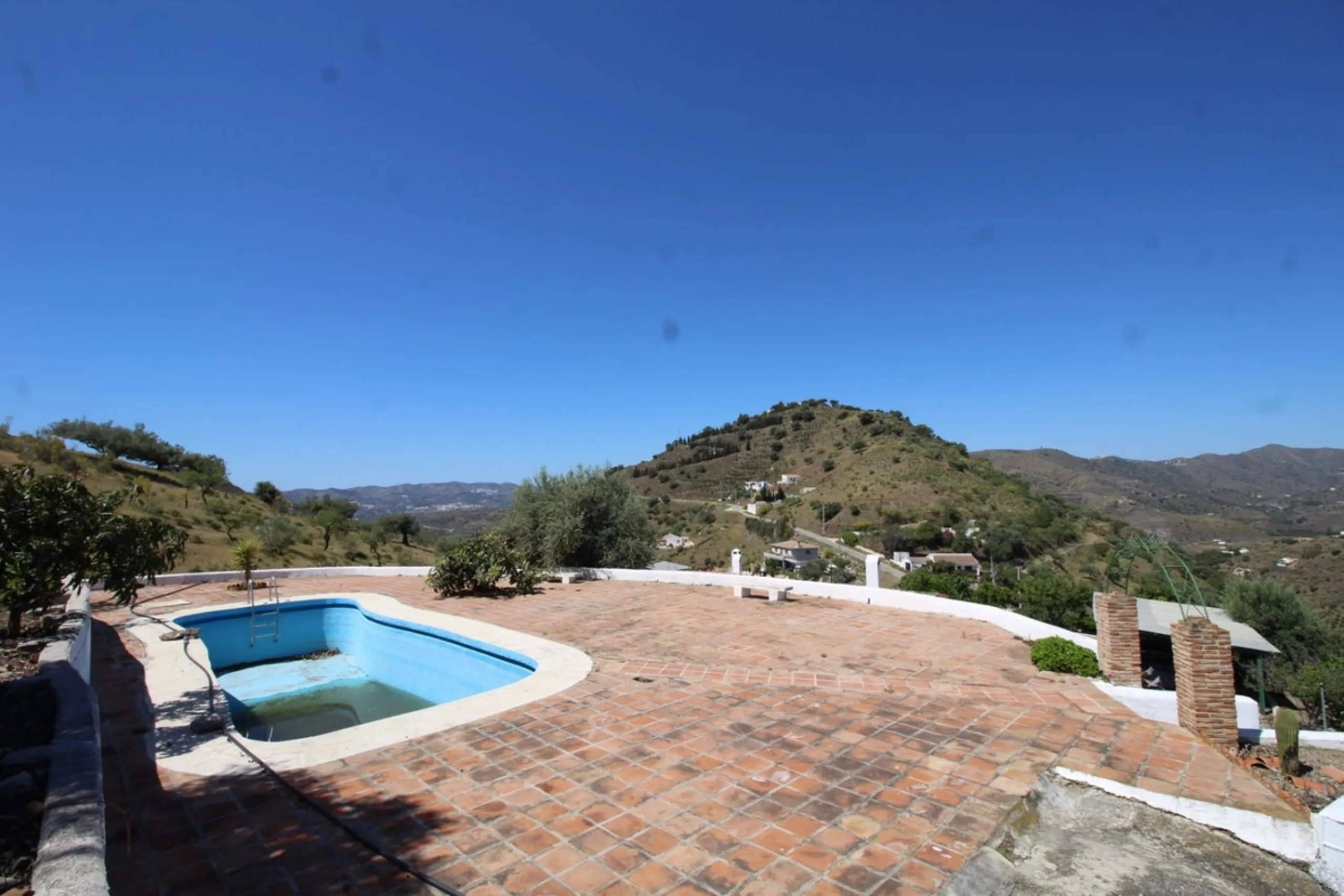 Beautiful 8000 sq. mts. farmhouse near the town of Rubite. The house has a covered terrace, three bedrooms, one bathroom, a lounge with fireplace, kitchen and a garage. Outside, on the upper part of the plot, there is a large swimming pool, a chicken coop