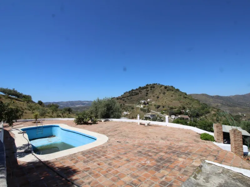Beautiful 8000 sq. mts. farmhouse near the town of Rubite. The house has a covered terrace, three bedrooms, one bathroom, a lounge with fireplace, kitchen and a garage. Outside, on the upper part of the plot, there is a large swimming pool, a chicken coop