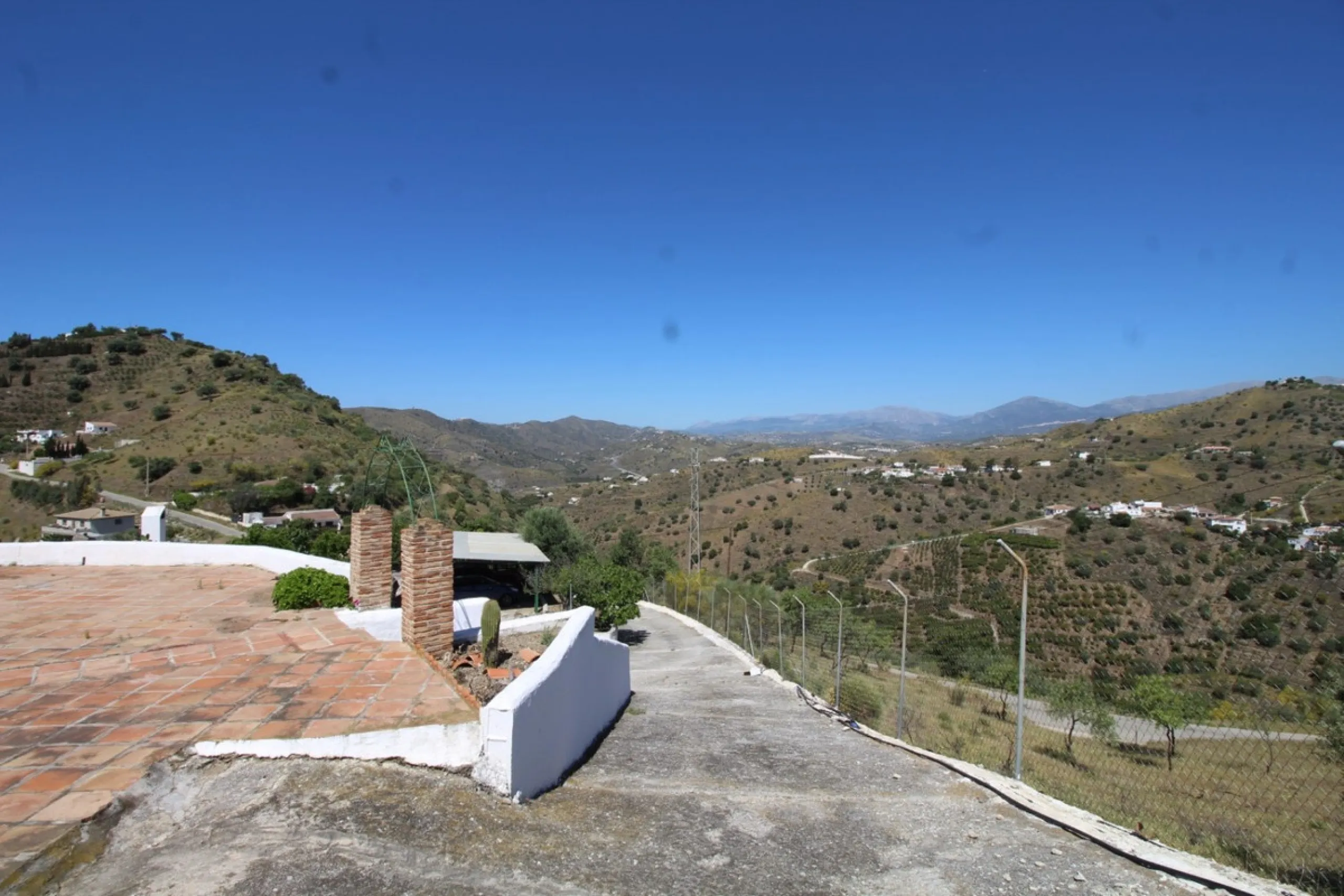 Beautiful 8000 sq. mts. farmhouse near the town of Rubite. The house has a covered terrace, three bedrooms, one bathroom, a lounge with fireplace, kitchen and a garage. Outside, on the upper part of the plot, there is a large swimming pool, a chicken coop