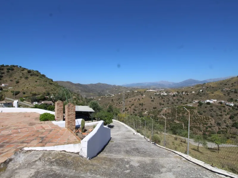 Beautiful 8000 sq. mts. farmhouse near the town of Rubite. The house has a covered terrace, three bedrooms, one bathroom, a lounge with fireplace, kitchen and a garage. Outside, on the upper part of the plot, there is a large swimming pool, a chicken coop