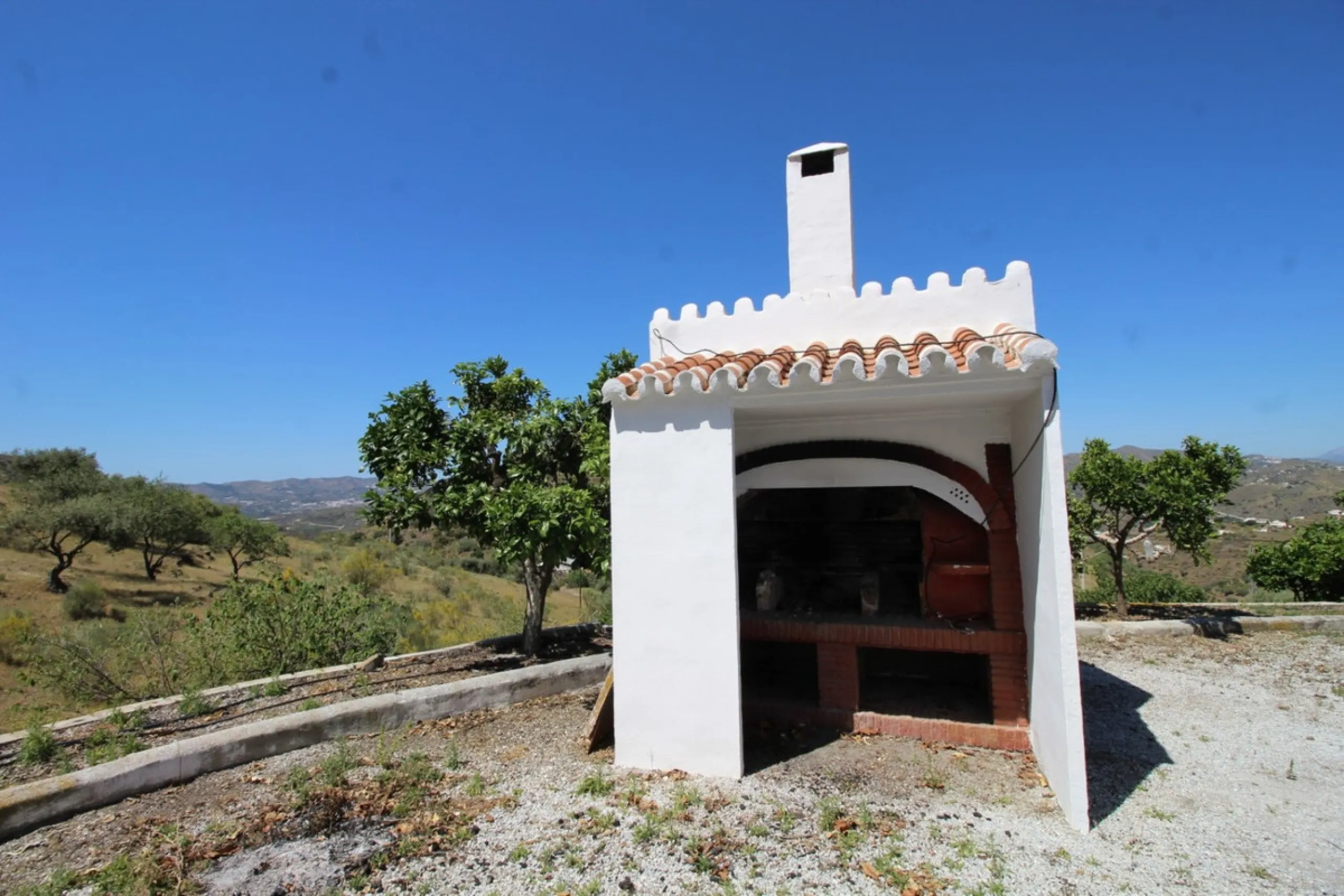 Beautiful 8000 sq. mts. farmhouse near the town of Rubite. The house has a covered terrace, three bedrooms, one bathroom, a lounge with fireplace, kitchen and a garage. Outside, on the upper part of the plot, there is a large swimming pool, a chicken coop