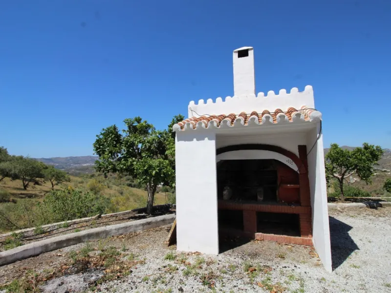 Beautiful 8000 sq. mts. farmhouse near the town of Rubite. The house has a covered terrace, three bedrooms, one bathroom, a lounge with fireplace, kitchen and a garage. Outside, on the upper part of the plot, there is a large swimming pool, a chicken coop