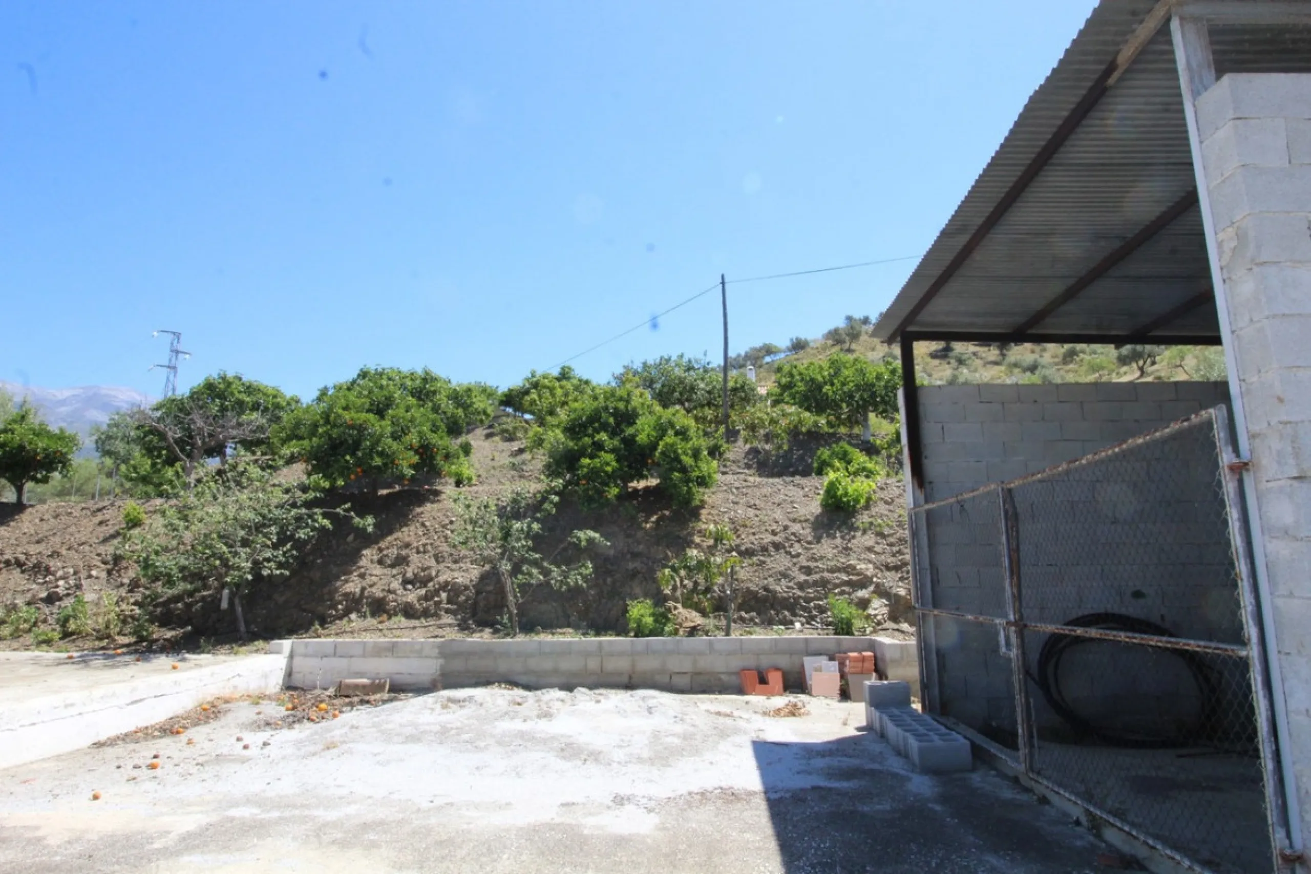 Beautiful 8000 sq. mts. farmhouse near the town of Rubite. The house has a covered terrace, three bedrooms, one bathroom, a lounge with fireplace, kitchen and a garage. Outside, on the upper part of the plot, there is a large swimming pool, a chicken coop