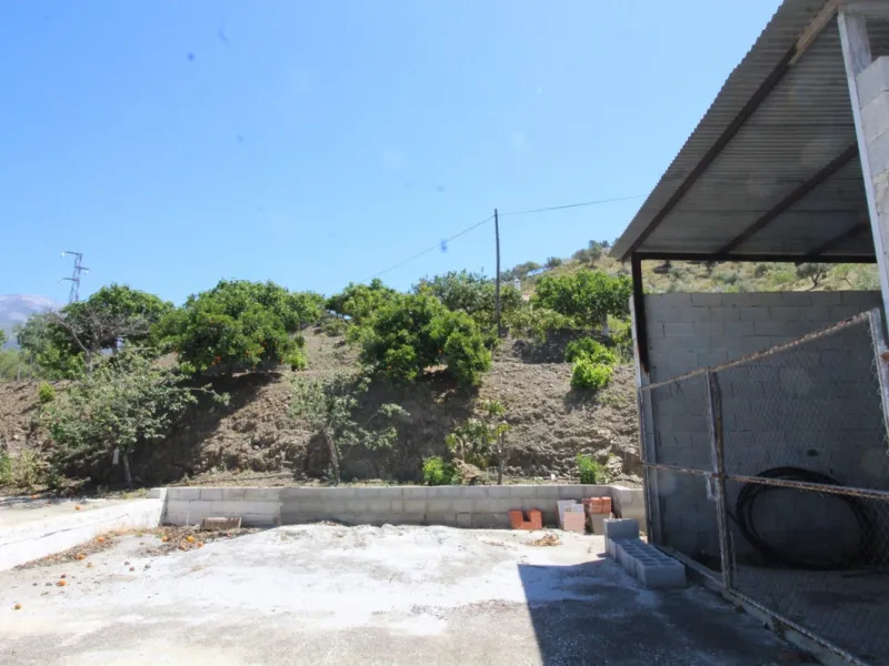 Beautiful 8000 sq. mts. farmhouse near the town of Rubite. The house has a covered terrace, three bedrooms, one bathroom, a lounge with fireplace, kitchen and a garage. Outside, on the upper part of the plot, there is a large swimming pool, a chicken coop