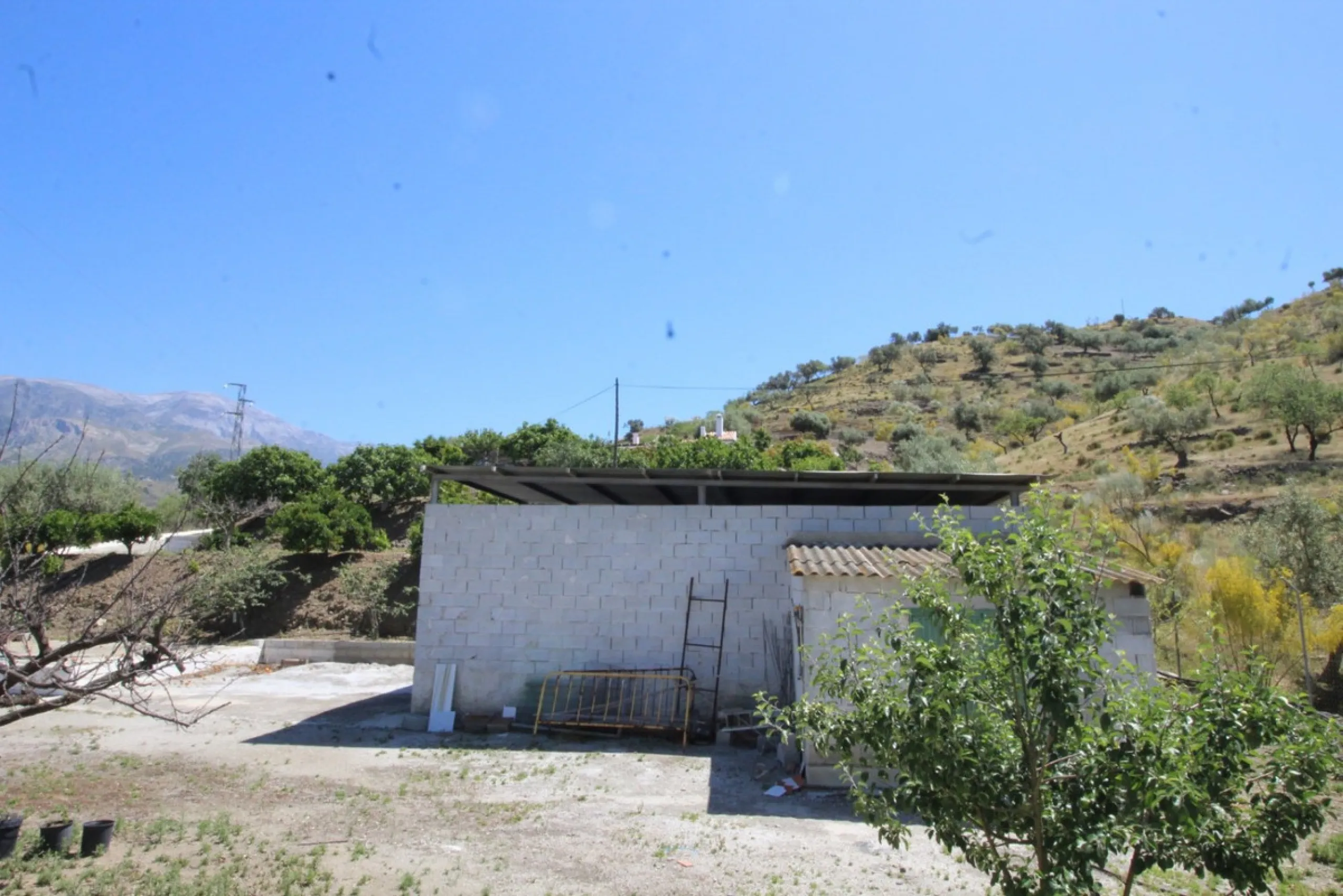 Beautiful 8000 sq. mts. farmhouse near the town of Rubite. The house has a covered terrace, three bedrooms, one bathroom, a lounge with fireplace, kitchen and a garage. Outside, on the upper part of the plot, there is a large swimming pool, a chicken coop