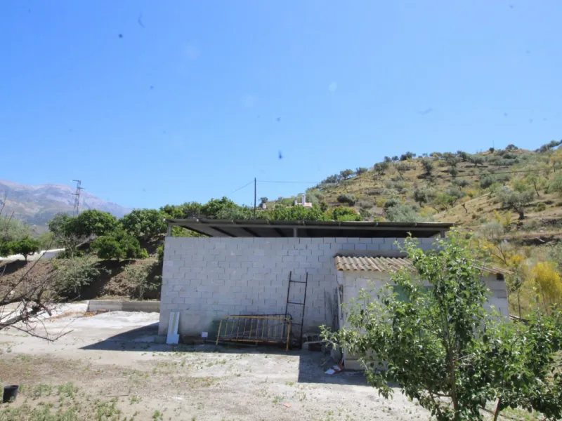 Beautiful 8000 sq. mts. farmhouse near the town of Rubite. The house has a covered terrace, three bedrooms, one bathroom, a lounge with fireplace, kitchen and a garage. Outside, on the upper part of the plot, there is a large swimming pool, a chicken coop