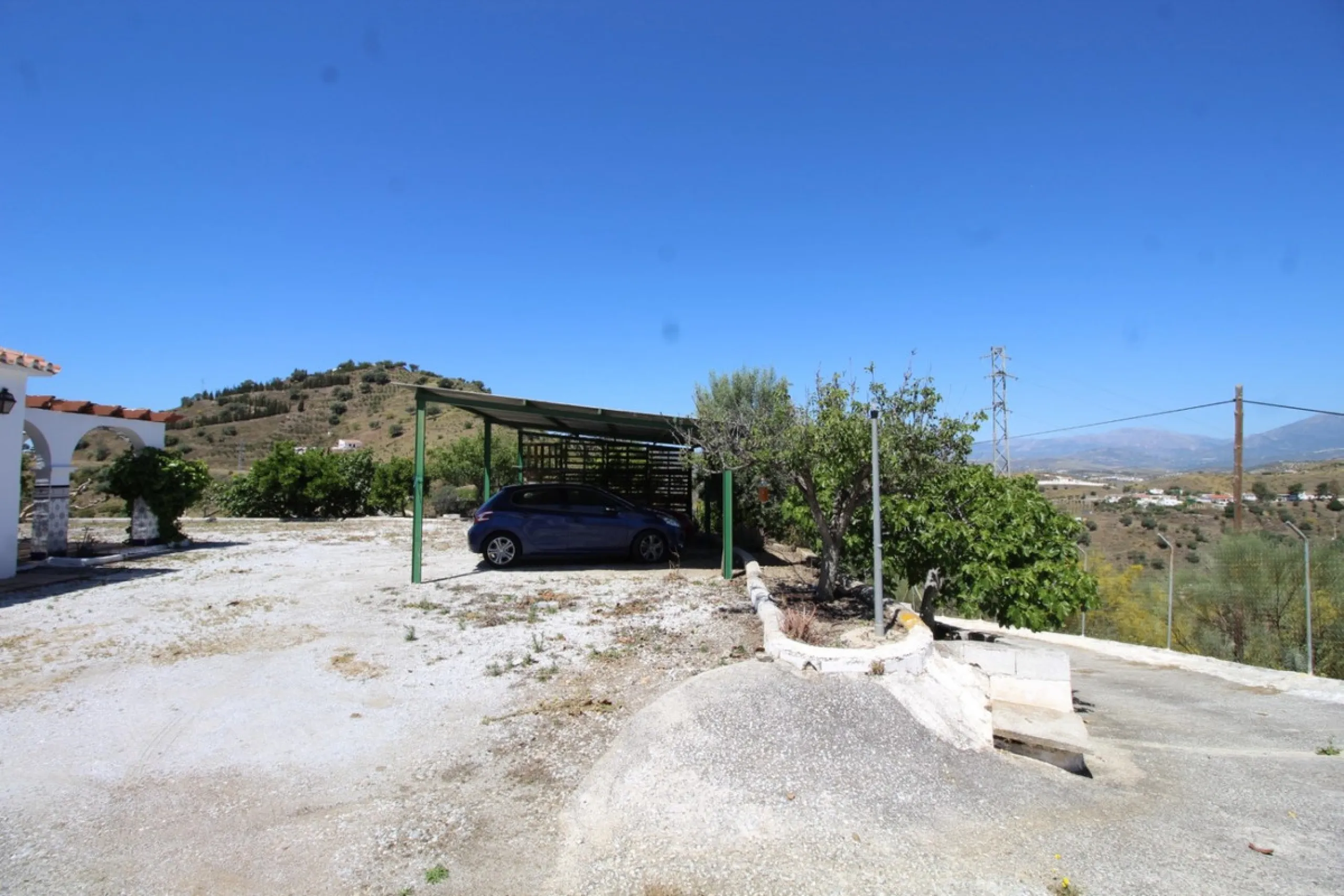 Beautiful 8000 sq. mts. farmhouse near the town of Rubite. The house has a covered terrace, three bedrooms, one bathroom, a lounge with fireplace, kitchen and a garage. Outside, on the upper part of the plot, there is a large swimming pool, a chicken coop