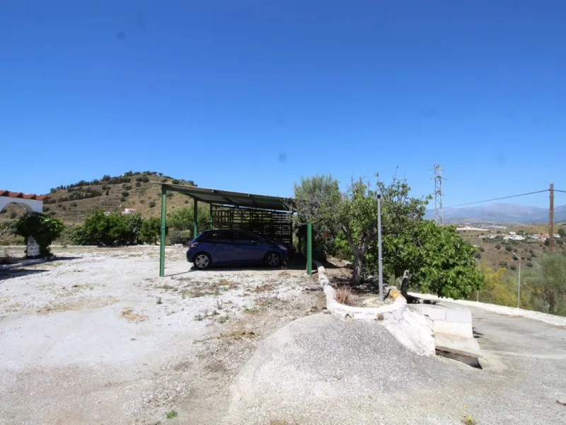 Beautiful 8000 sq. mts. farmhouse near the town of Rubite. The house has a covered terrace, three bedrooms, one bathroom, a lounge with fireplace, kitchen and a garage. Outside, on the upper part of the plot, there is a large swimming pool, a chicken coop