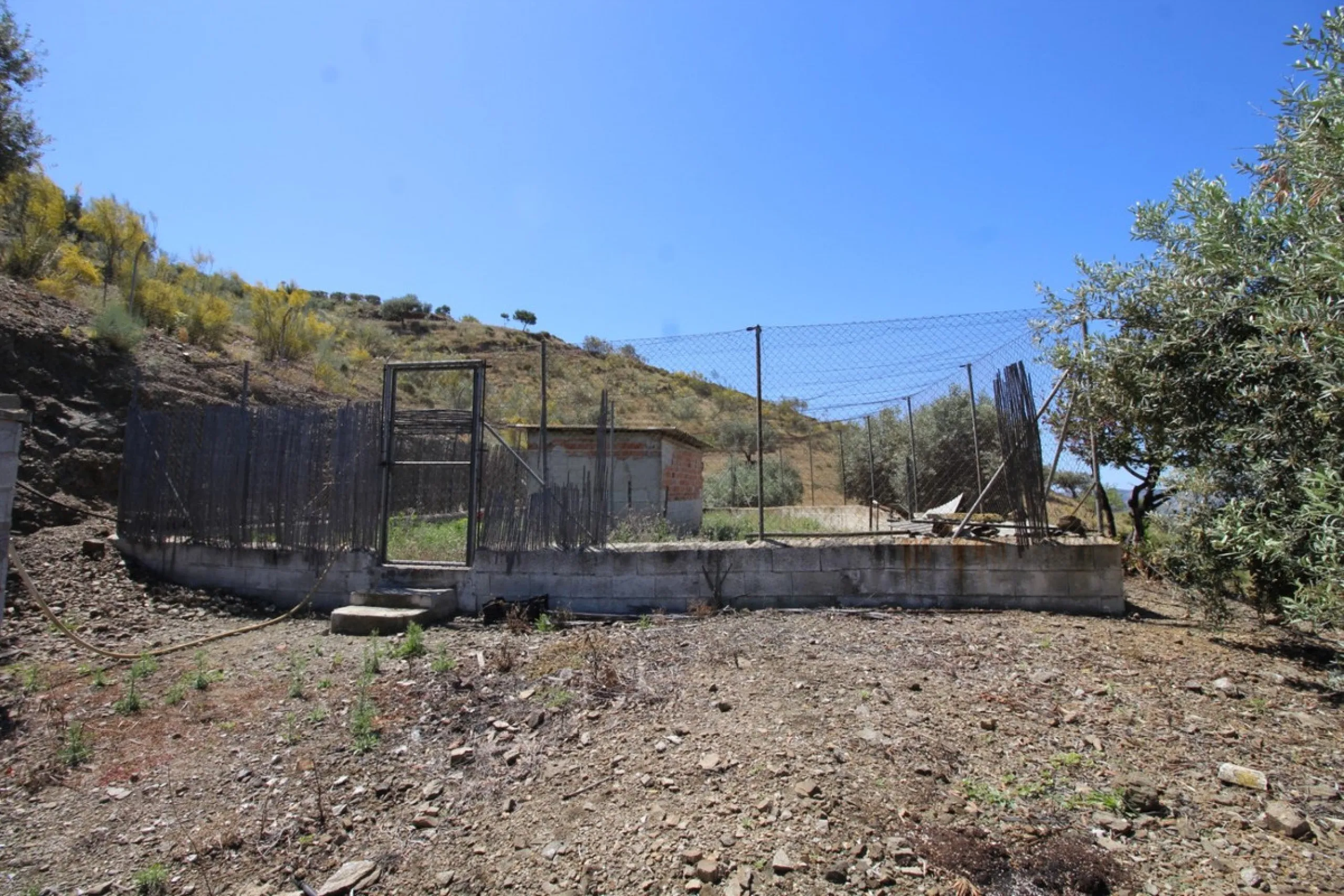 Beautiful 8000 sq. mts. farmhouse near the town of Rubite. The house has a covered terrace, three bedrooms, one bathroom, a lounge with fireplace, kitchen and a garage. Outside, on the upper part of the plot, there is a large swimming pool, a chicken coop