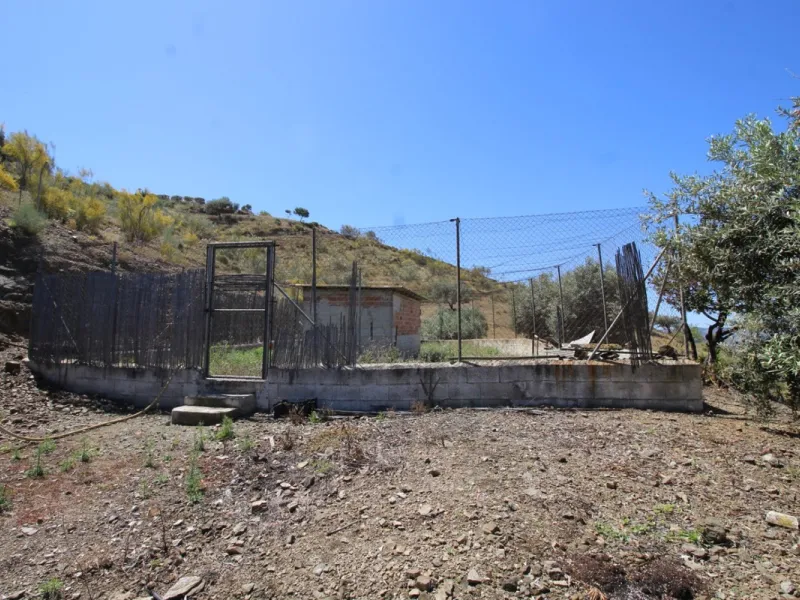 Beautiful 8000 sq. mts. farmhouse near the town of Rubite. The house has a covered terrace, three bedrooms, one bathroom, a lounge with fireplace, kitchen and a garage. Outside, on the upper part of the plot, there is a large swimming pool, a chicken coop
