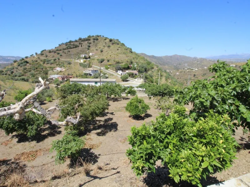 Beautiful 8000 sq. mts. farmhouse near the town of Rubite. The house has a covered terrace, three bedrooms, one bathroom, a lounge with fireplace, kitchen and a garage. Outside, on the upper part of the plot, there is a large swimming pool, a chicken coop