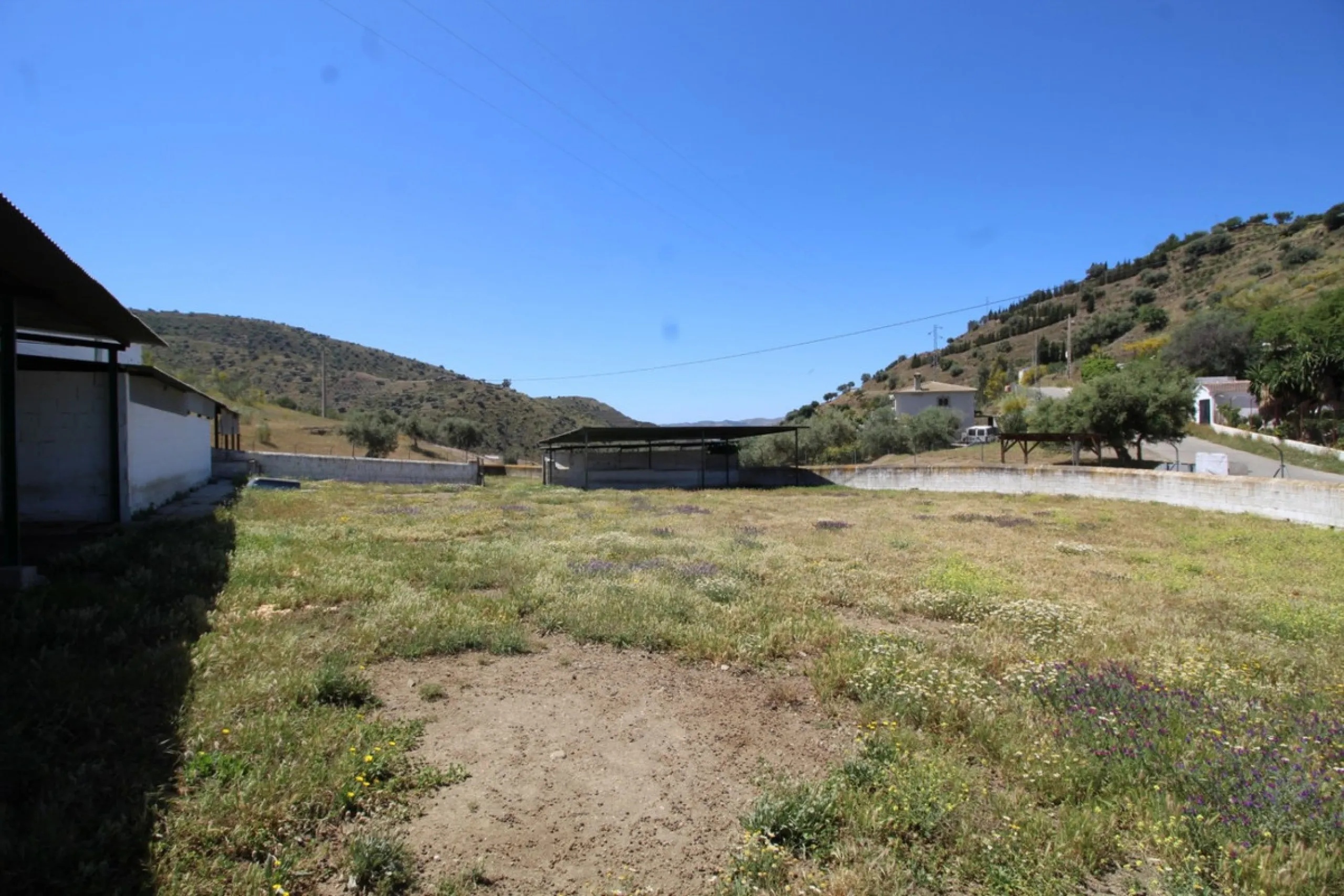 Beautiful 8000 sq. mts. farmhouse near the town of Rubite. The house has a covered terrace, three bedrooms, one bathroom, a lounge with fireplace, kitchen and a garage. Outside, on the upper part of the plot, there is a large swimming pool, a chicken coop