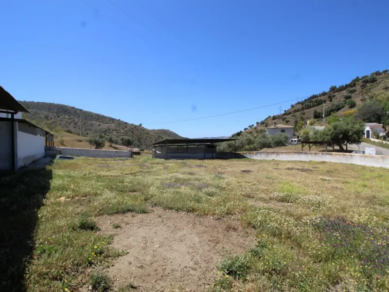 Beautiful 8000 sq. mts. farmhouse near the town of Rubite. The house has a covered terrace, three bedrooms, one bathroom, a lounge with fireplace, kitchen and a garage. Outside, on the upper part of the plot, there is a large swimming pool, a chicken coop