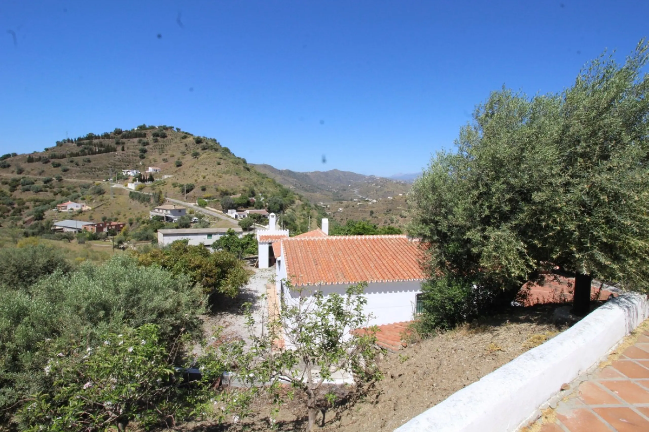 Beautiful 8000 sq. mts. farmhouse near the town of Rubite. The house has a covered terrace, three bedrooms, one bathroom, a lounge with fireplace, kitchen and a garage. Outside, on the upper part of the plot, there is a large swimming pool, a chicken coop
