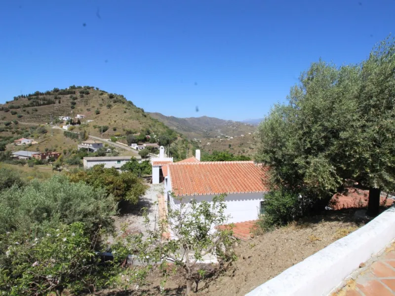 Beautiful 8000 sq. mts. farmhouse near the town of Rubite. The house has a covered terrace, three bedrooms, one bathroom, a lounge with fireplace, kitchen and a garage. Outside, on the upper part of the plot, there is a large swimming pool, a chicken coop
