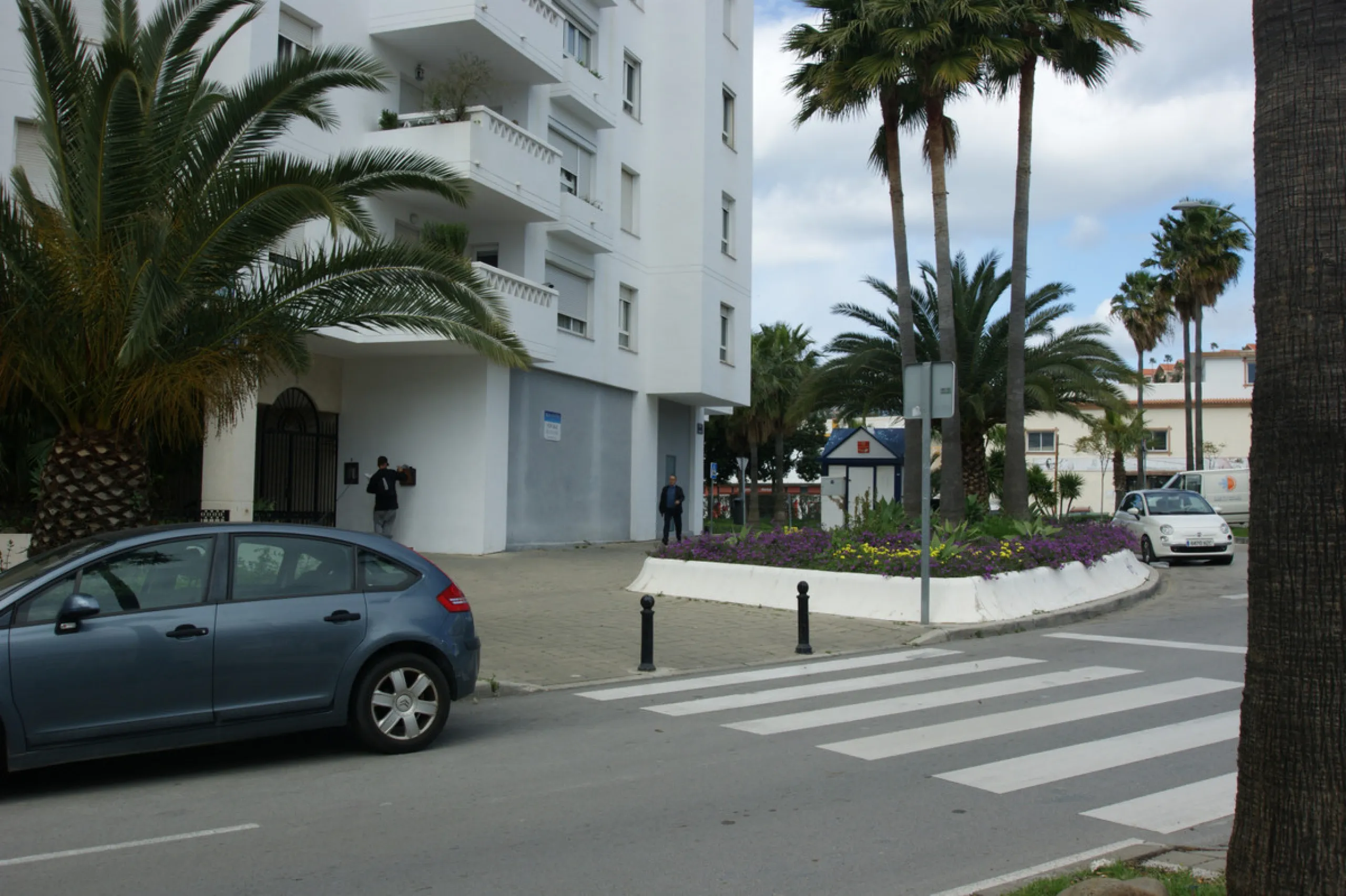 Commercial premises in a very good location right on a corner of two streets with a lot of people passing by foot and by car.