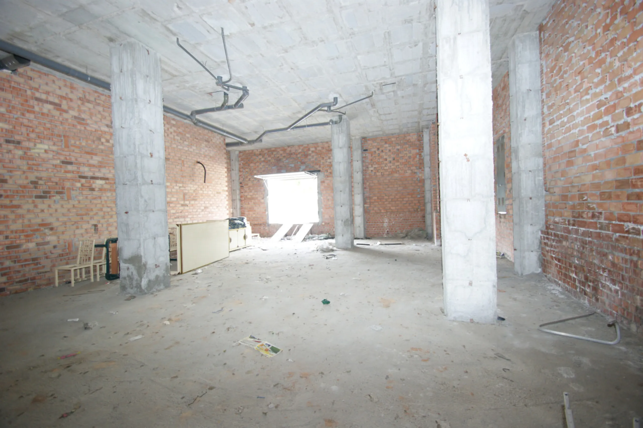 Commercial premises in a very good location right on a corner of two streets with a lot of people passing by foot and by car.