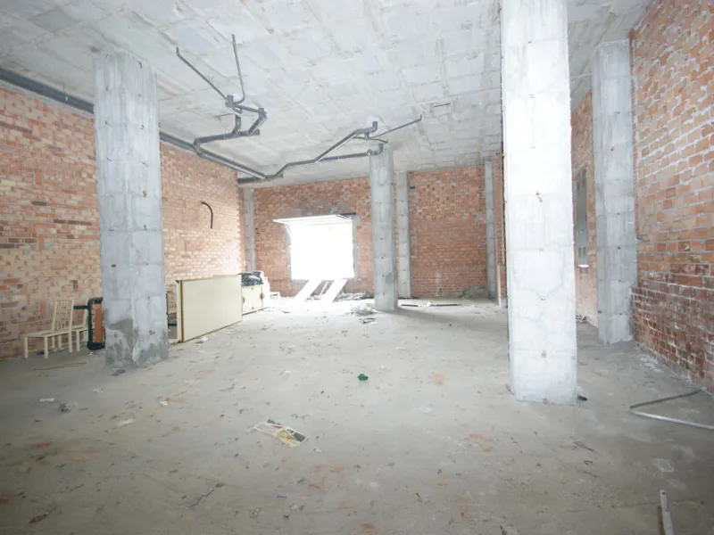 Commercial premises in a very good location right on a corner of two streets with a lot of people passing by foot and by car.