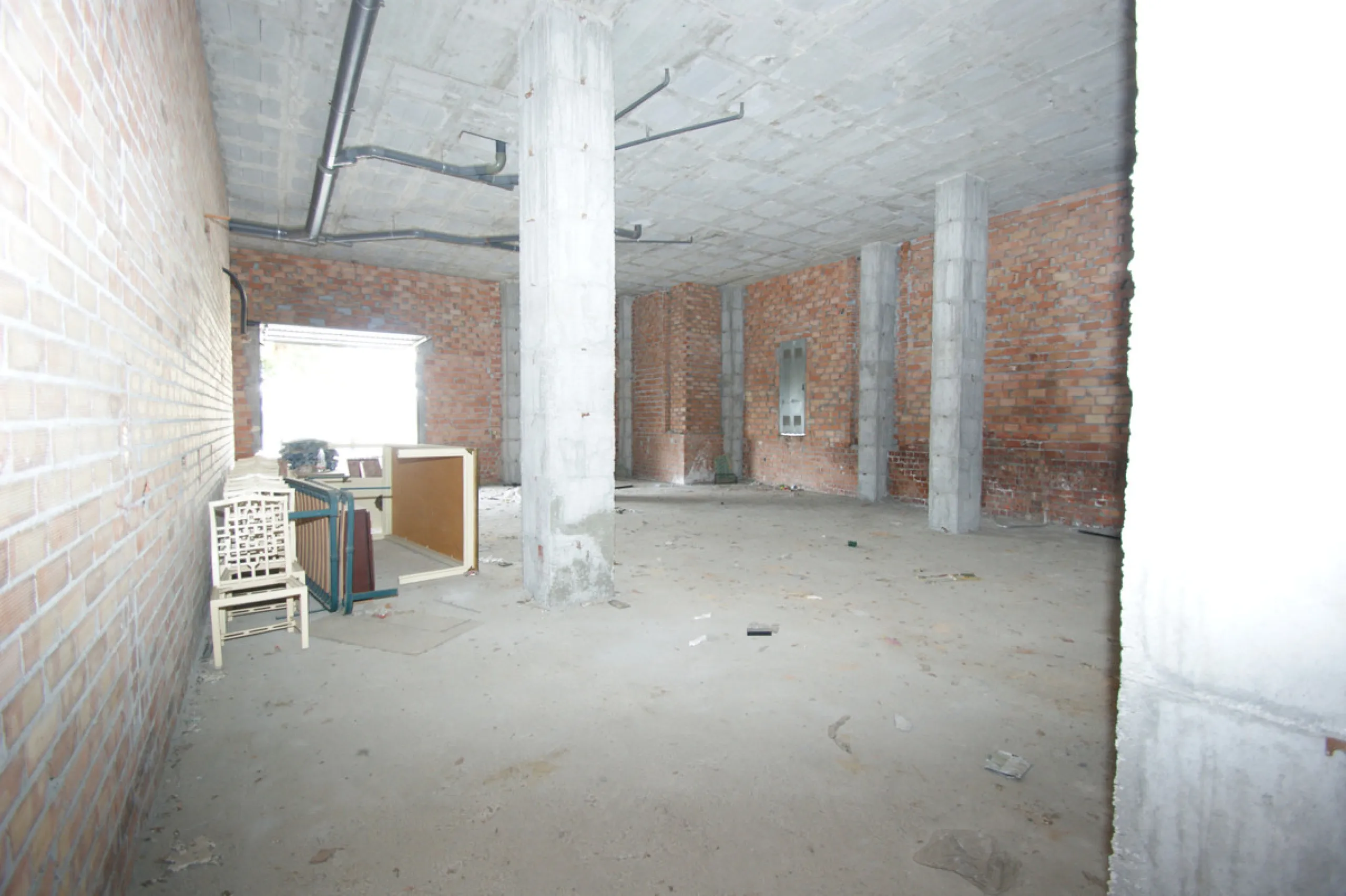 Commercial premises in a very good location right on a corner of two streets with a lot of people passing by foot and by car.