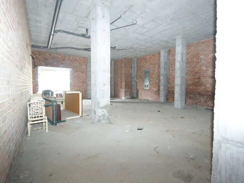 Commercial premises in a very good location right on a corner of two streets with a lot of people passing by foot and by car.