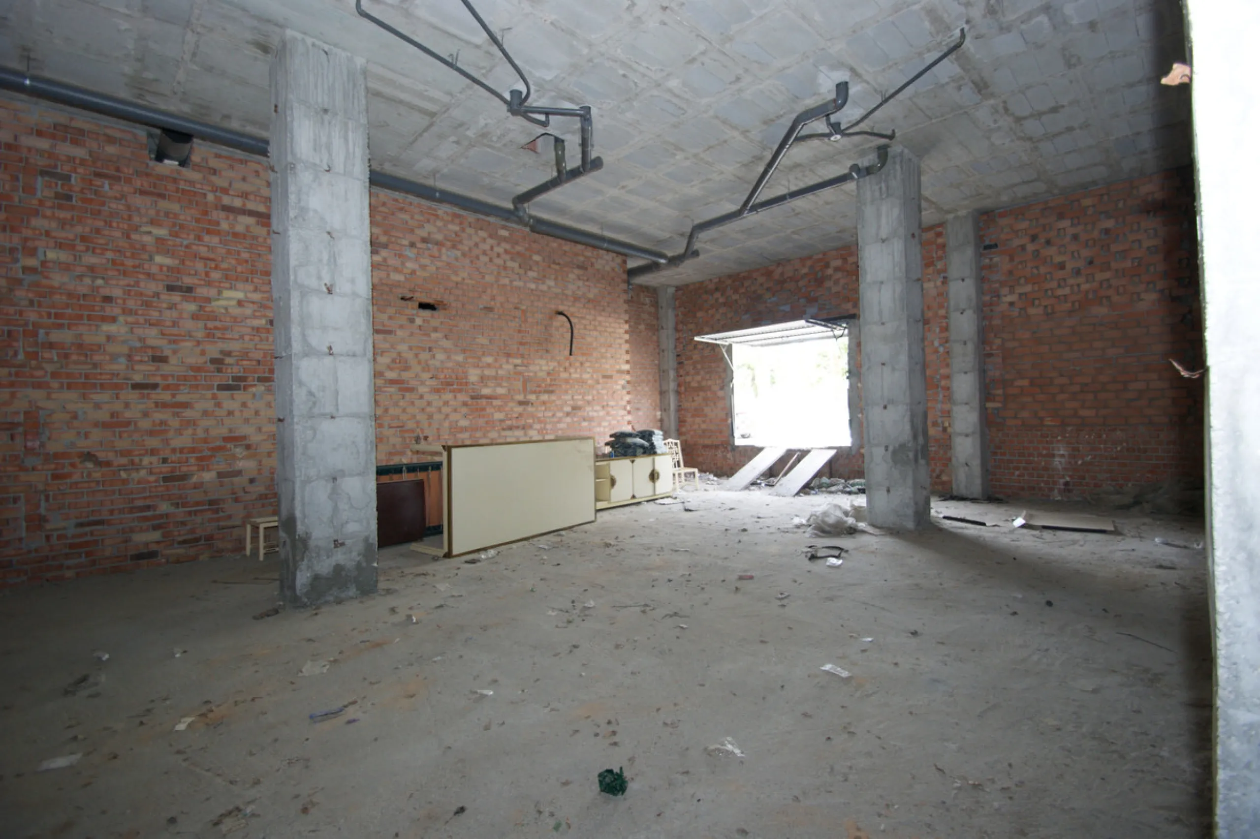 Commercial premises in a very good location right on a corner of two streets with a lot of people passing by foot and by car.
