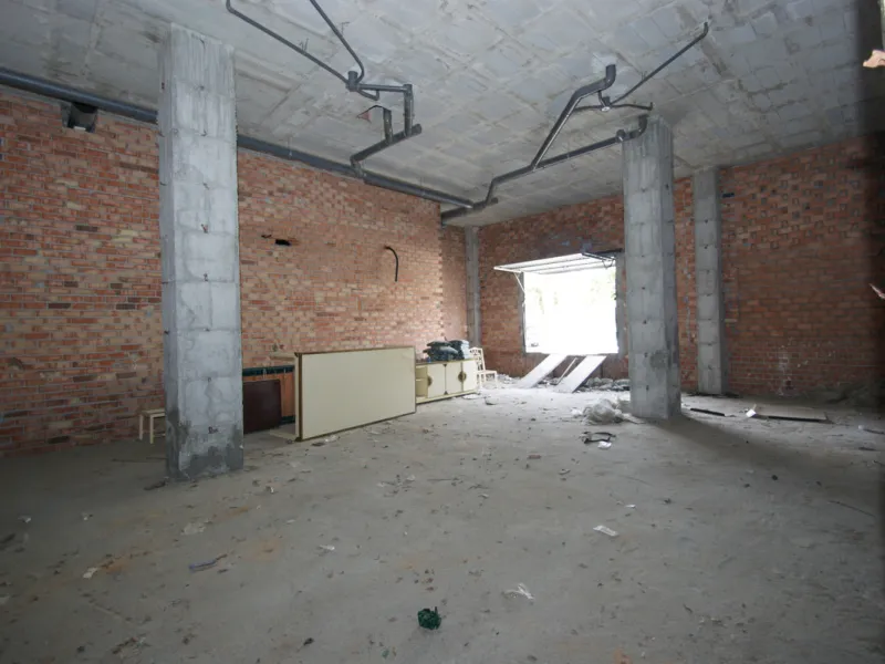 Commercial premises in a very good location right on a corner of two streets with a lot of people passing by foot and by car.