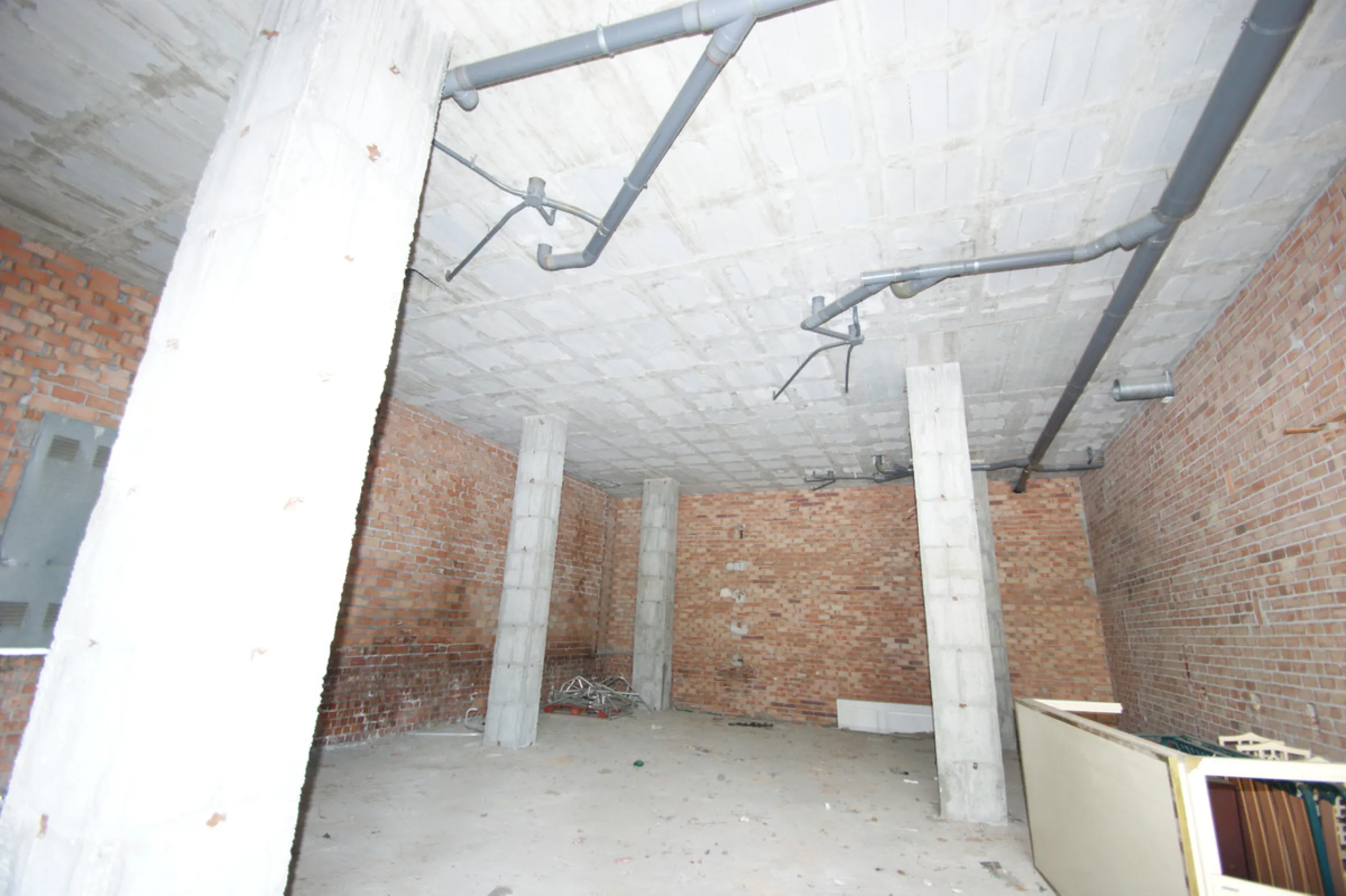 Commercial premises in a very good location right on a corner of two streets with a lot of people passing by foot and by car.