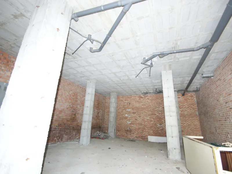 Commercial premises in a very good location right on a corner of two streets with a lot of people passing by foot and by car.