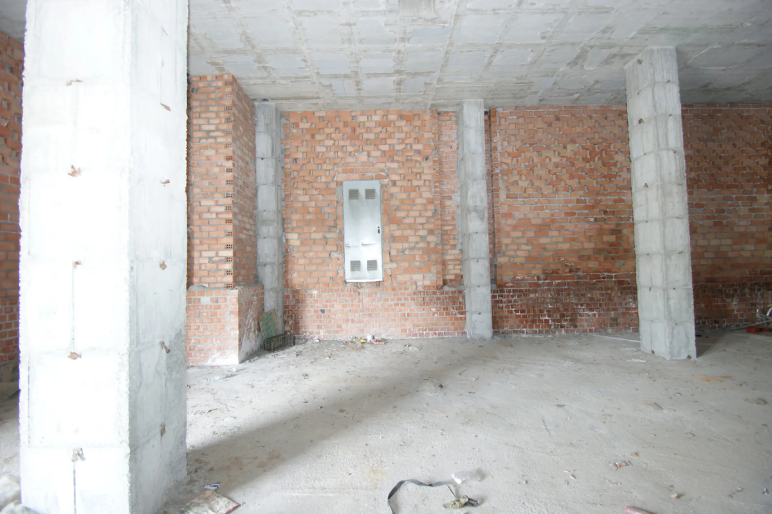 Commercial premises in a very good location right on a corner of two streets with a lot of people passing by foot and by car.