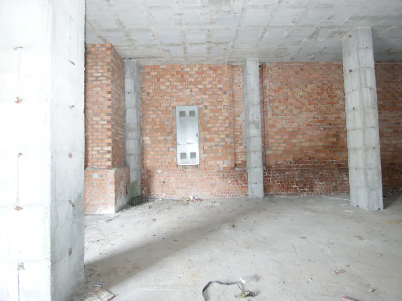 Commercial premises in a very good location right on a corner of two streets with a lot of people passing by foot and by car.