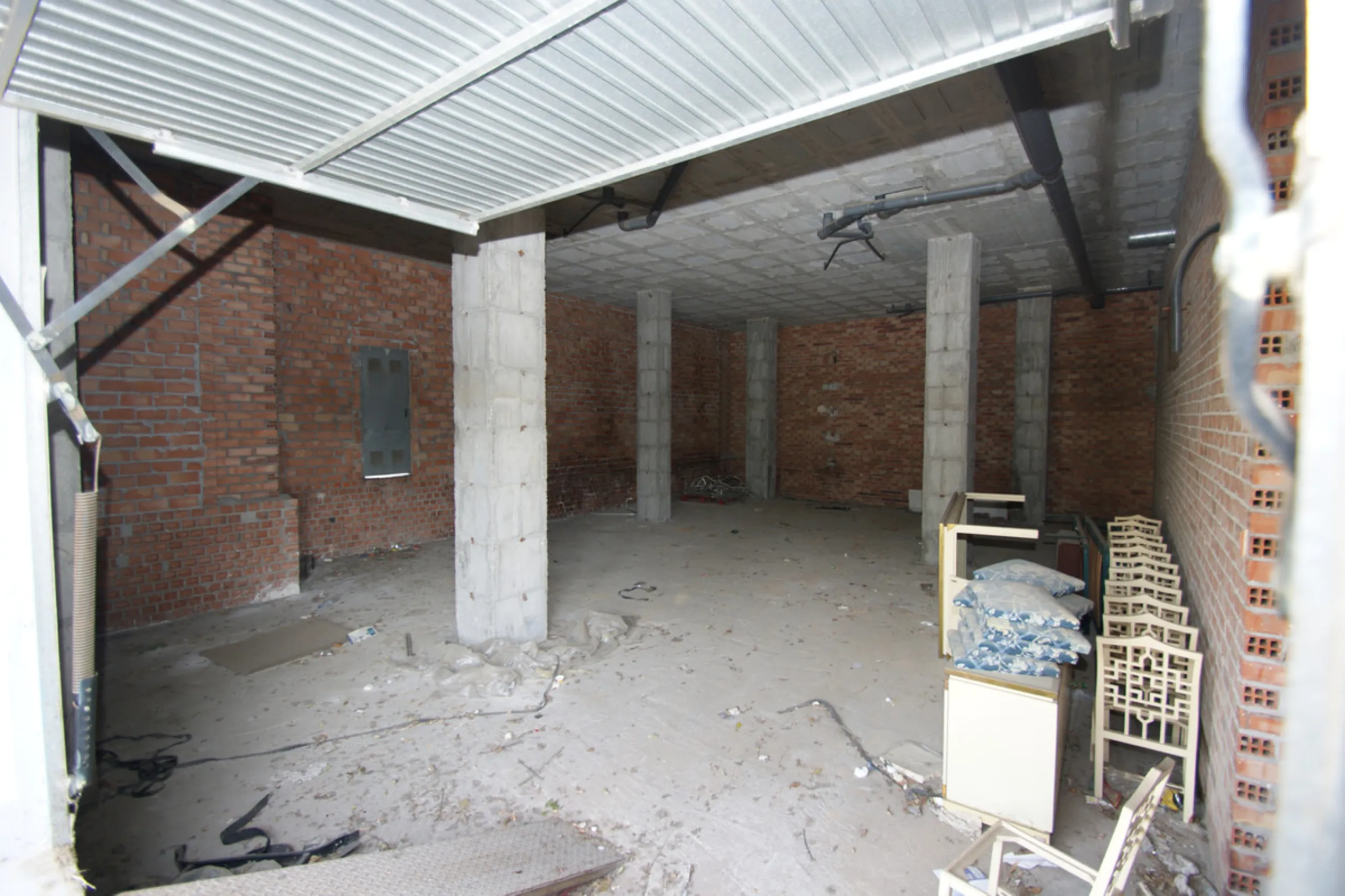 Commercial premises in a very good location right on a corner of two streets with a lot of people passing by foot and by car.